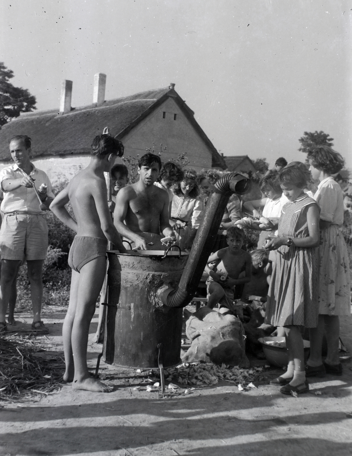 1962, Zagyva Tiborné, cooking pot, cauldron, swimming trunks, cooking, Fortepan #190277