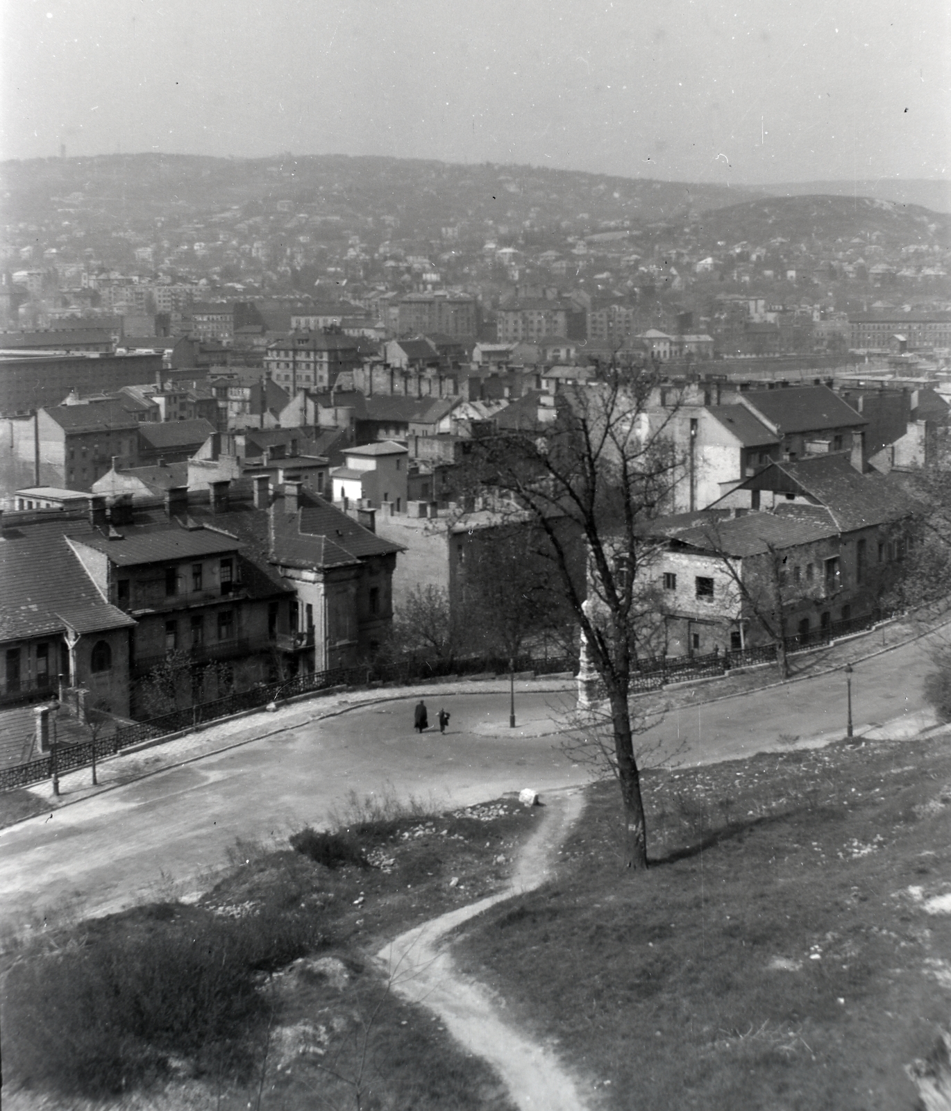 Hungary, Budapest I., várlejtő, előtérben keresztbe a Palota út, középen a Tábor utca torkolata., 1947, Zagyva Tiborné, Budapest, picture, path, Fortepan #190281