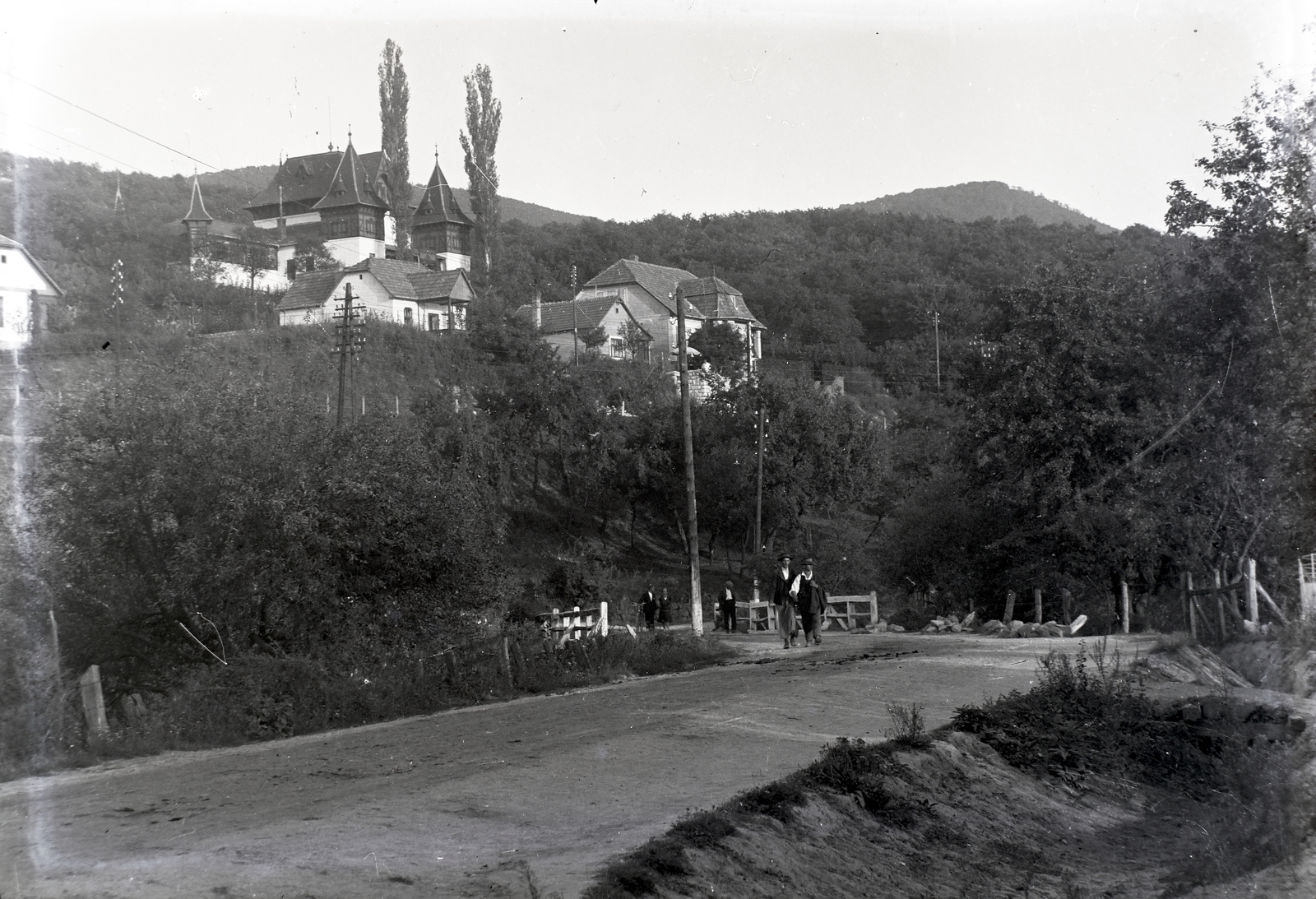 Hungary, Zebegény, Napraforgó utca, híd a Malom-patak felett. Fenn a domboldalon a Budapesti Szünidei Gyermektelep Egyesület üdülője. Az épület az 1896-os Millenniumi kiállításon a Magyar Királyi Dohányjövedék termékeinek pavilonja volt., 1921, Zagyva Tiborné, Fortepan #190289