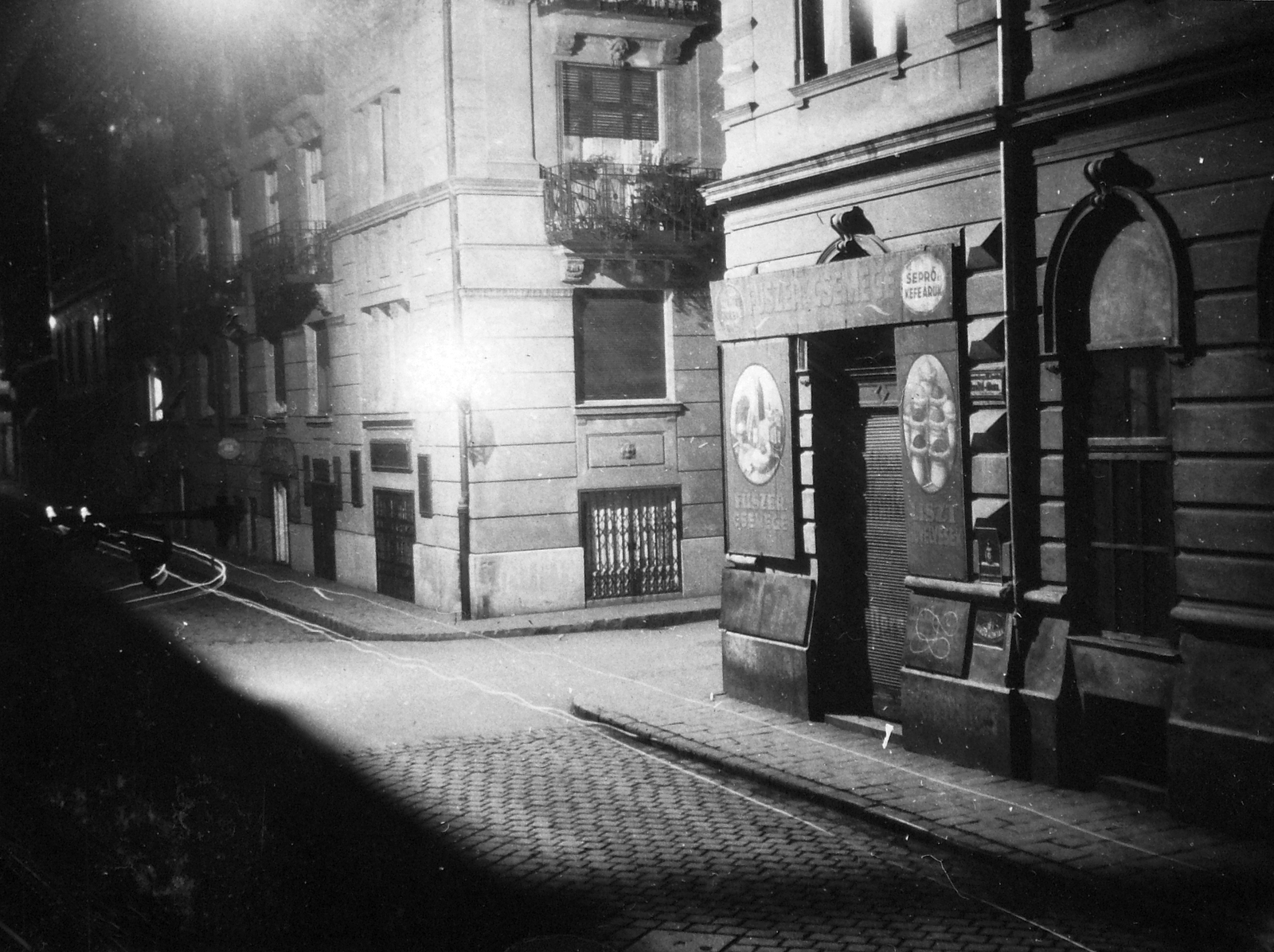 Hungary, Budapest IX., Tűzoltó utca - Berzenczey (Ferenc) utca kereszteződése., 1934, Jankovszky György, sign-board, grocery store, night, broom, brush, Budapest, Fortepan #19029