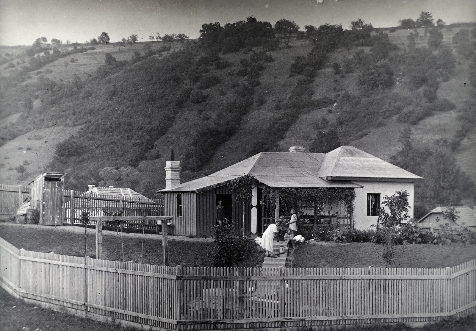 Magyarország, Zebegény, Újvölgy, a mai Völgy utca 23. Háttérben a Malom-hegy., 1930, Zagyva Tiborné, Fortepan #190291