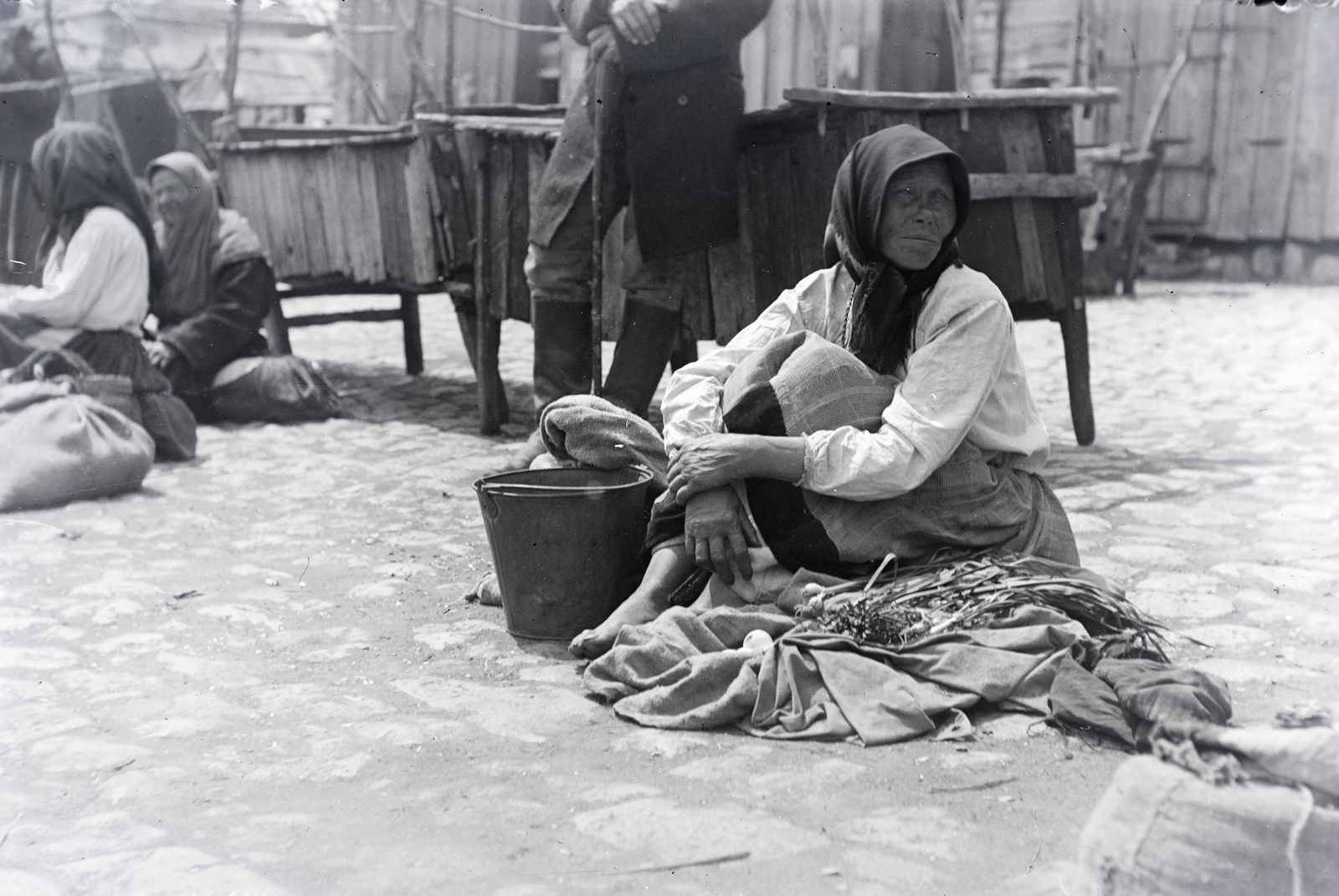 1918, Zagyva Tiborné, sitting on the ground, headscarf, costermonger, Fortepan #190293