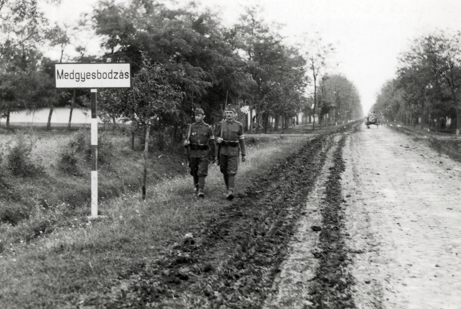 Hungary, Medgyesbodzás, katonák járőröznek a település határában., 1941, Zagyva Tiborné, Fortepan #190309