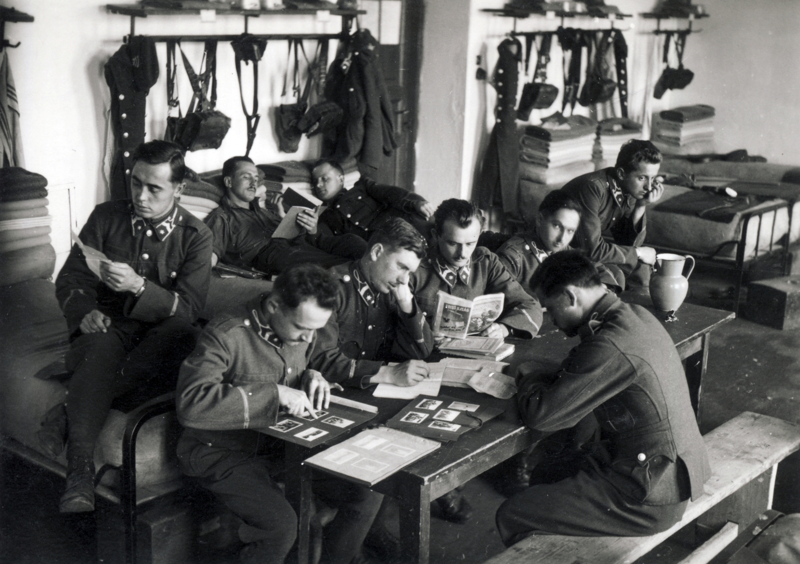 1941, Zagyva Tiborné, newspaper, military, Hungarian soldier, dormitory, relaxation, Fortepan #190310