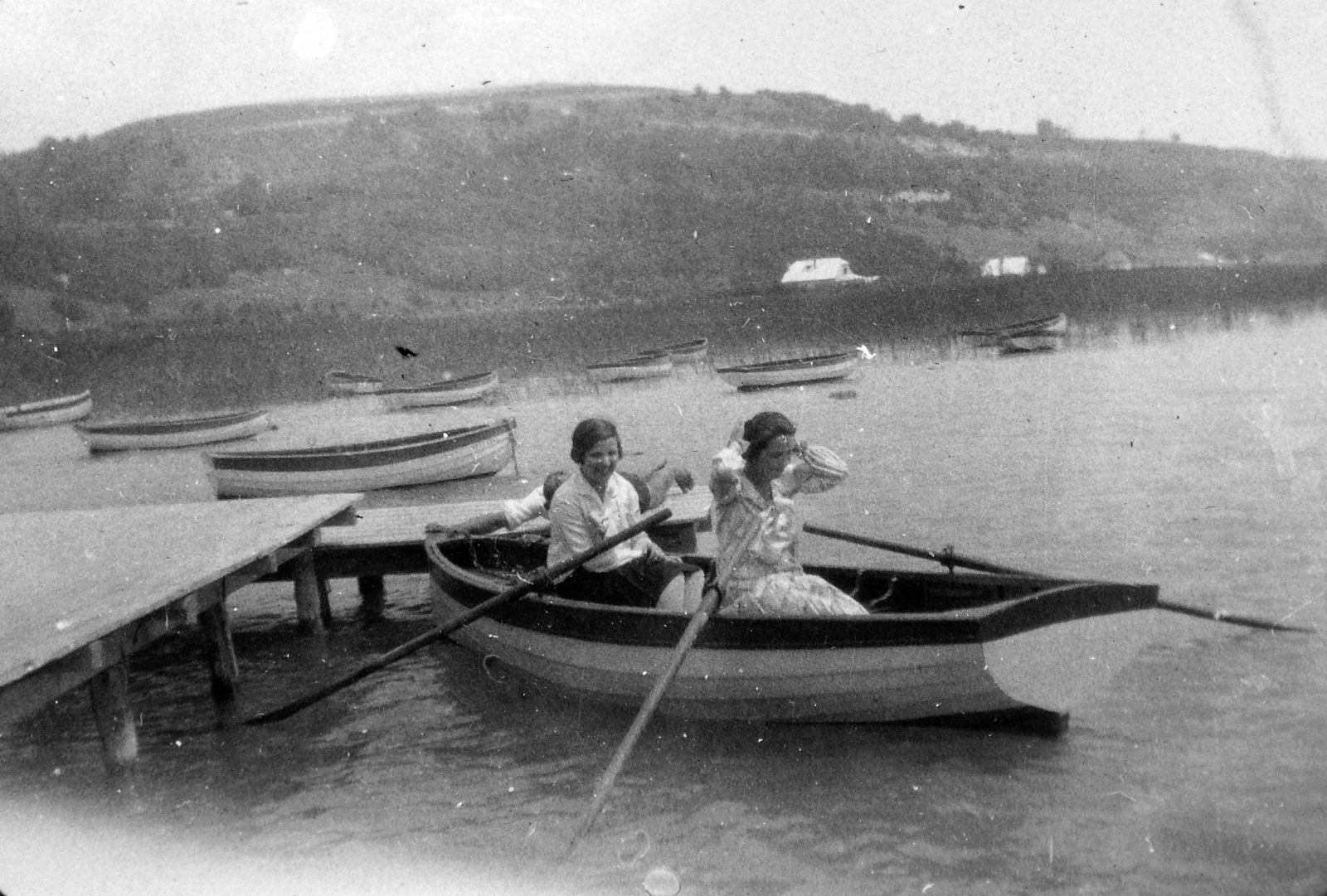 Magyarország, Balatonkenese, Balaton part a Székesfővárosi tisztviselők üdülőtelepe (később Honvéd üdülő) előtt., 1934, Jankovszky György, csónak, Fortepan #19033