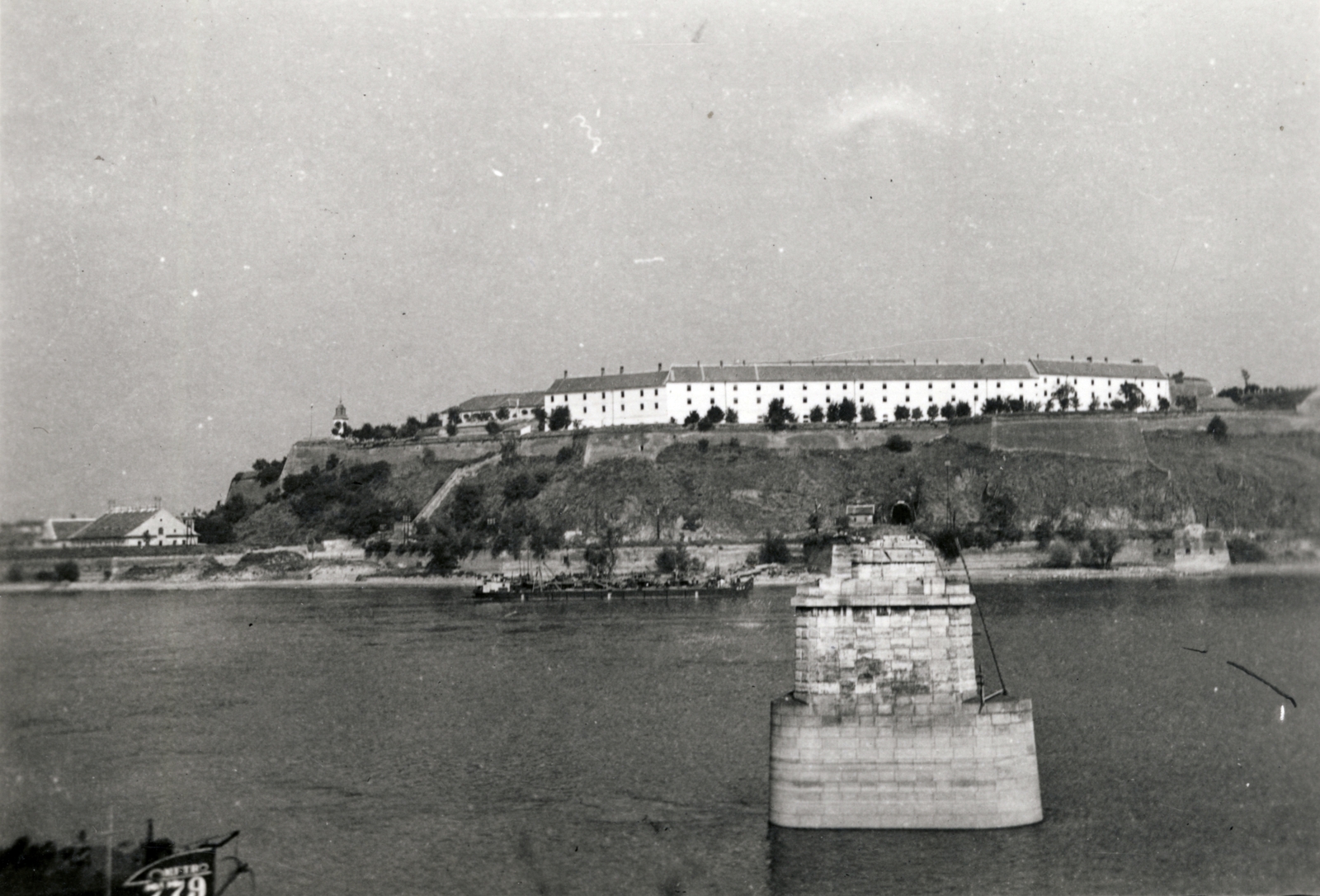 Szerbia, Újvidék, a felrobbantott vasúti híd pillérei, a Duna túlpartján Pétervárad., 1941, Zagyva Tiborné, Fortepan #190331