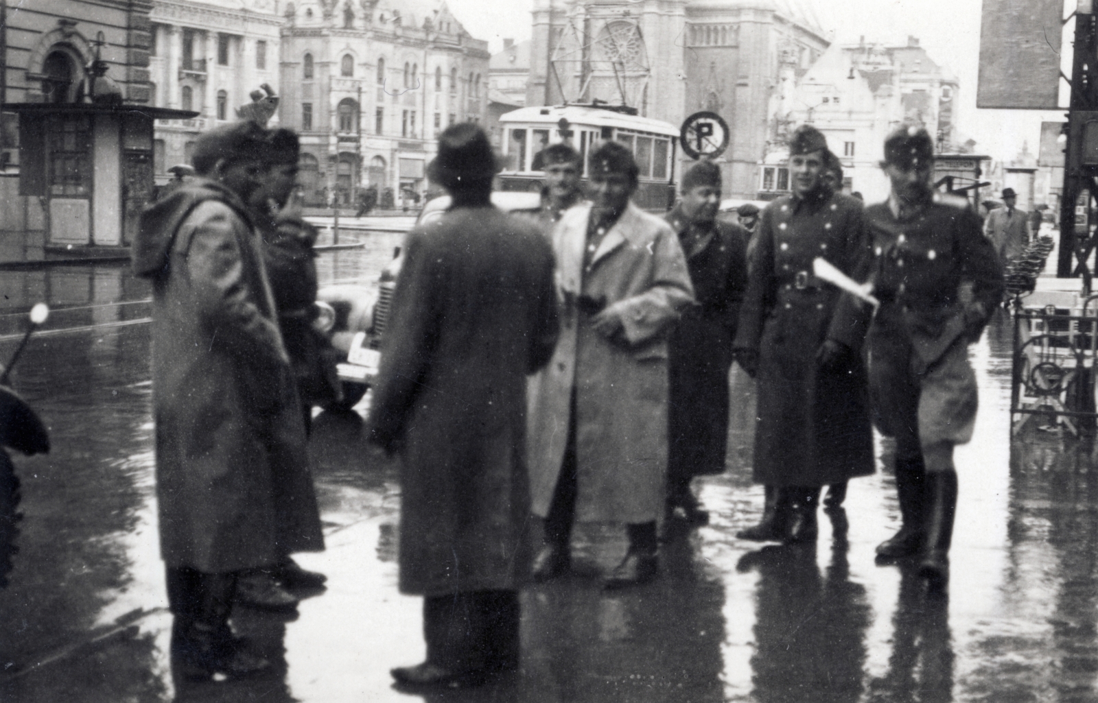 Szerbia, Újvidék, ulica kralja Aleksandra, szemben a Trg Slobode (eredetileg Ferenc József tér, késöbb Országzászló tér) és a Szűz Mária Szent Neve-templom (Crkva imena Marijinog)., 1941, Zagyva Tiborné, Fortepan #190341