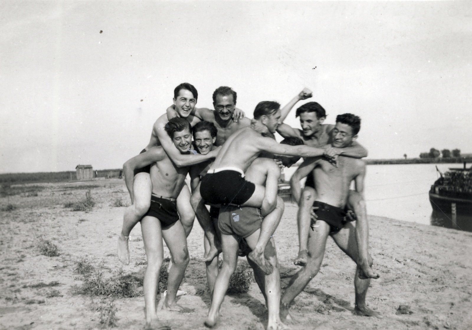1942, Zagyva Tiborné, sitting on the back of a man, shore, jesting, fight, half-naked, Fortepan #190349
