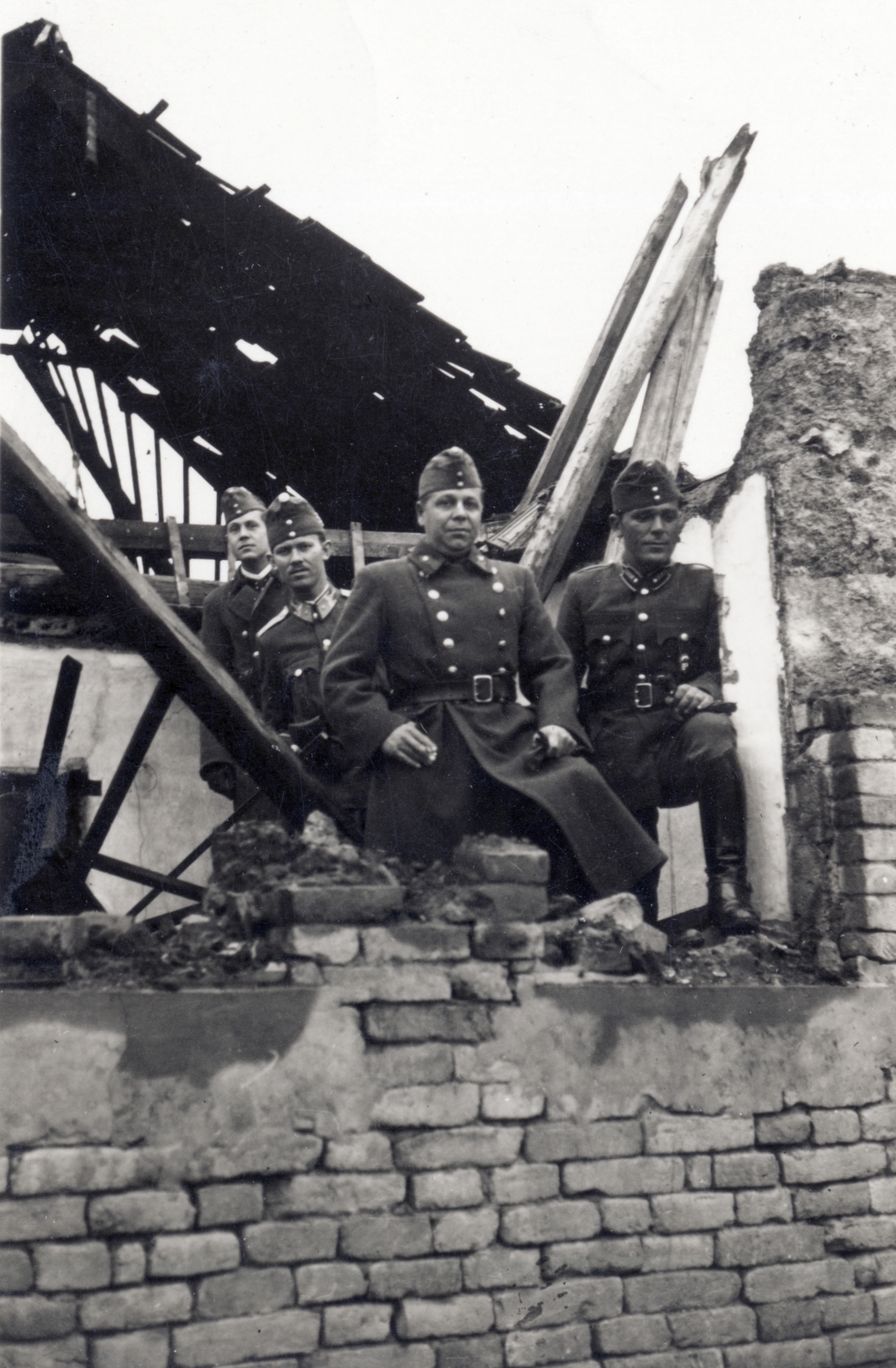 Serbia, 1941, Zagyva Tiborné, damaged building, tableau, ruins, soldier, Fortepan #190351