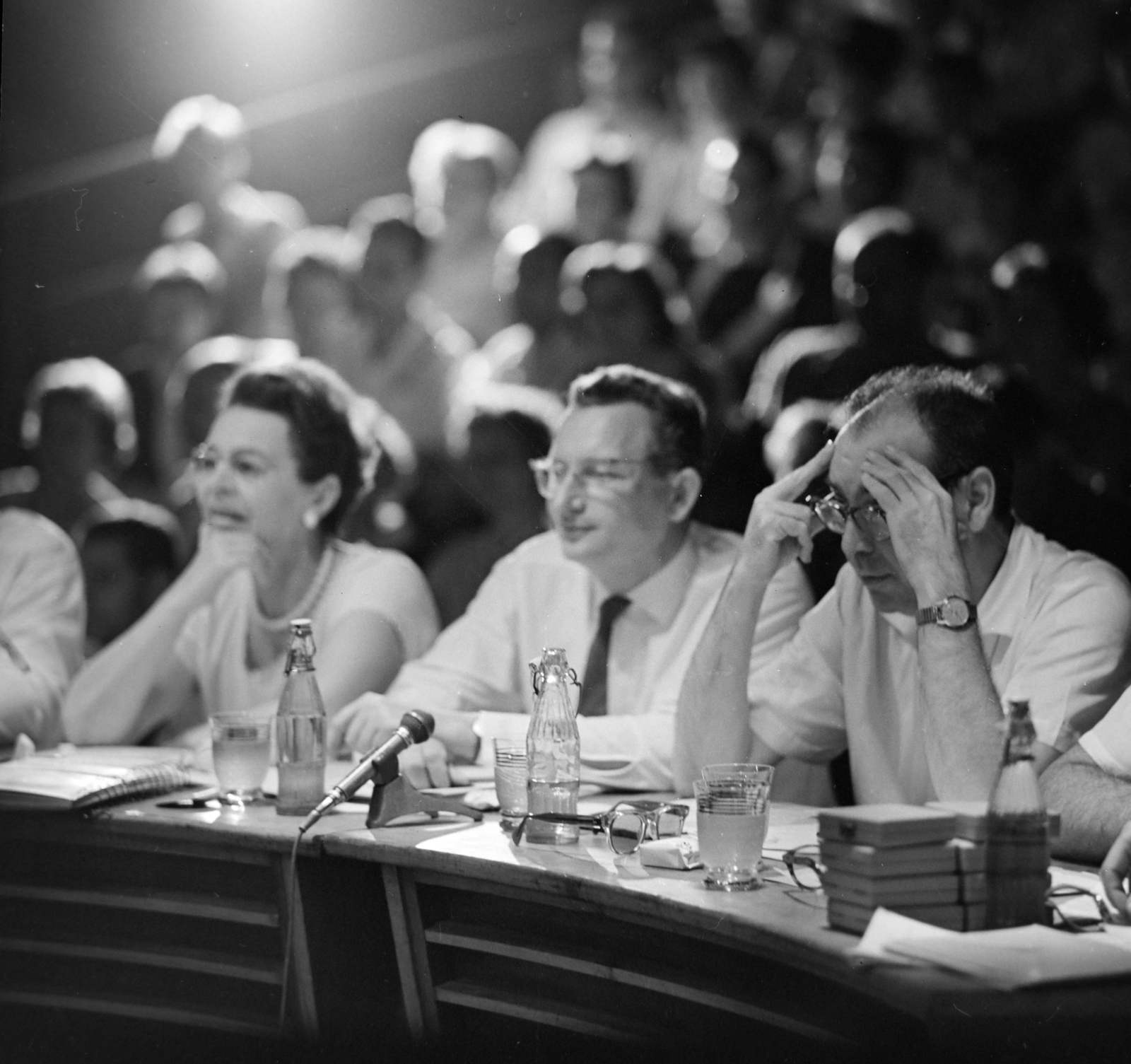 Hungary, Budapest XIV., Istvánmezei út, Jégszínház, a Magyar Televízió Ki mit tud? 1962. műsorának döntője. A zsűri tagjai, Sulyok Mária színművésznő, Szabó Béla a KISZ IB tagja, zsűrielnök és Várkonyi Zoltán színész, rendező, színigazgató., 1962, Szalay Zoltán, Budapest, Fortepan #190385