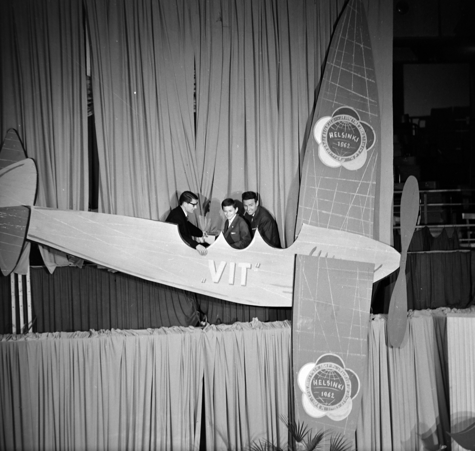 Hungary, Budapest XIV., Istvánmezei út, Jégszínház, a Magyar Televízió Ki mit tud? 1962. műsorának döntője., 1962, Szalay Zoltán, Budapest, model plane, Fortepan #190390