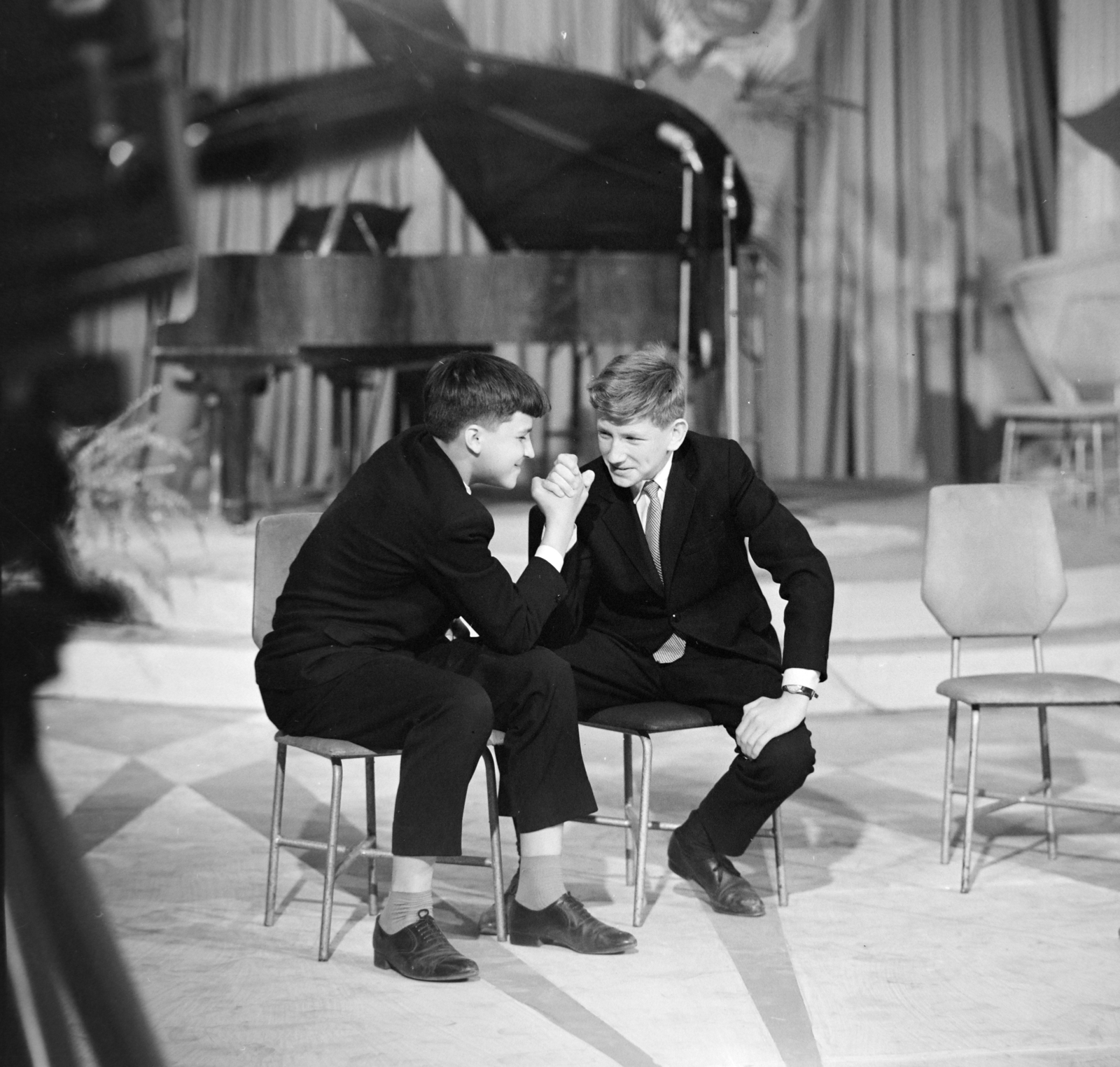 Hungary, Budapest XIV., Istvánmezei út, Jégszínház, a Magyar Televízió Ki mit tud? 1962. műsorának döntője. Kern András és Pintér Gábor., 1962, Szalay Zoltán, Budapest, photo aspect ratio: square, armwrestling, actor, Best of, Fortepan #190392