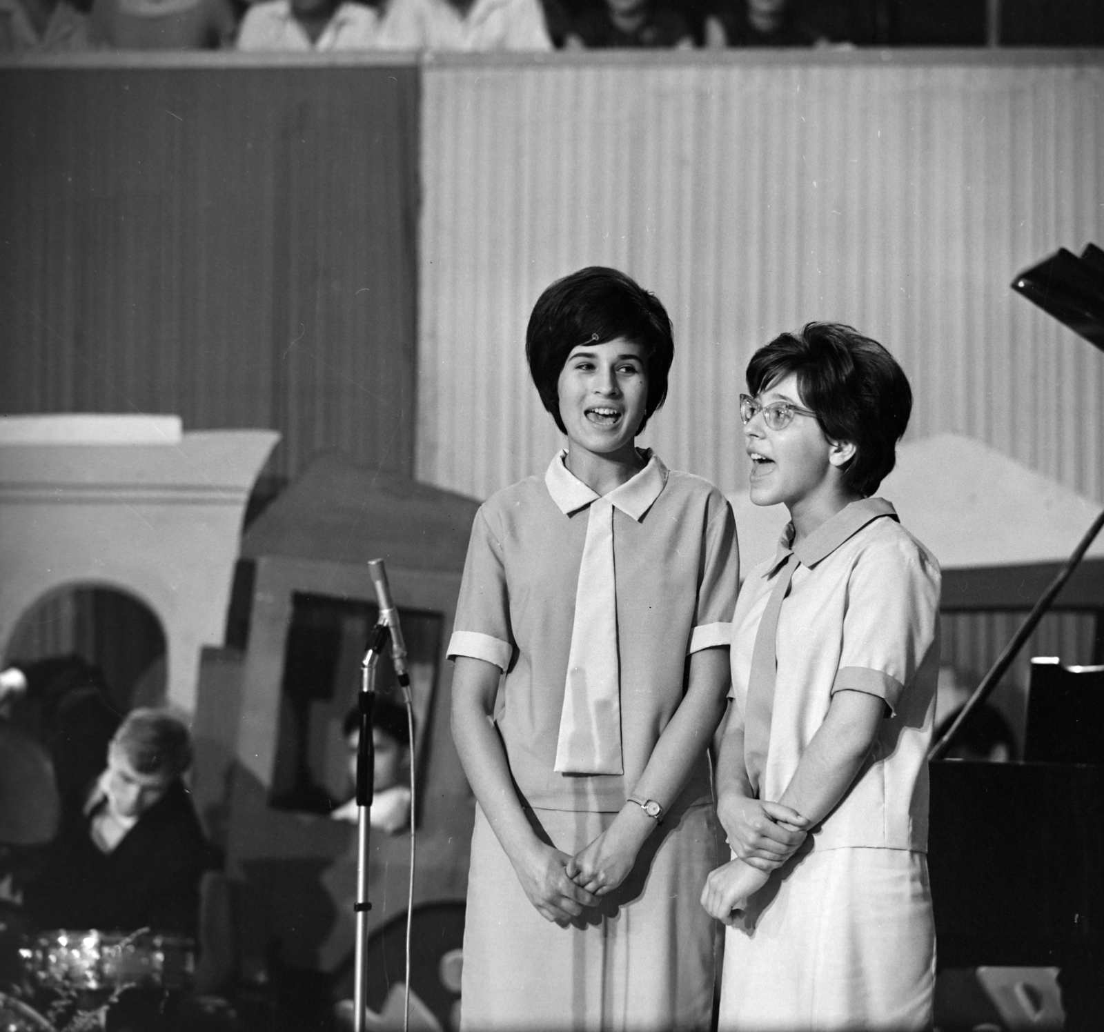 Hungary, Budapest XIV., Istvánmezei út, Jégszínház, a Magyar Televízió Ki mit tud? 1962. műsorának döntője. Koncz Zsuzsa és Gergely Ági., 1962, Szalay Zoltán, Budapest, singer, Best of, Fortepan #190394