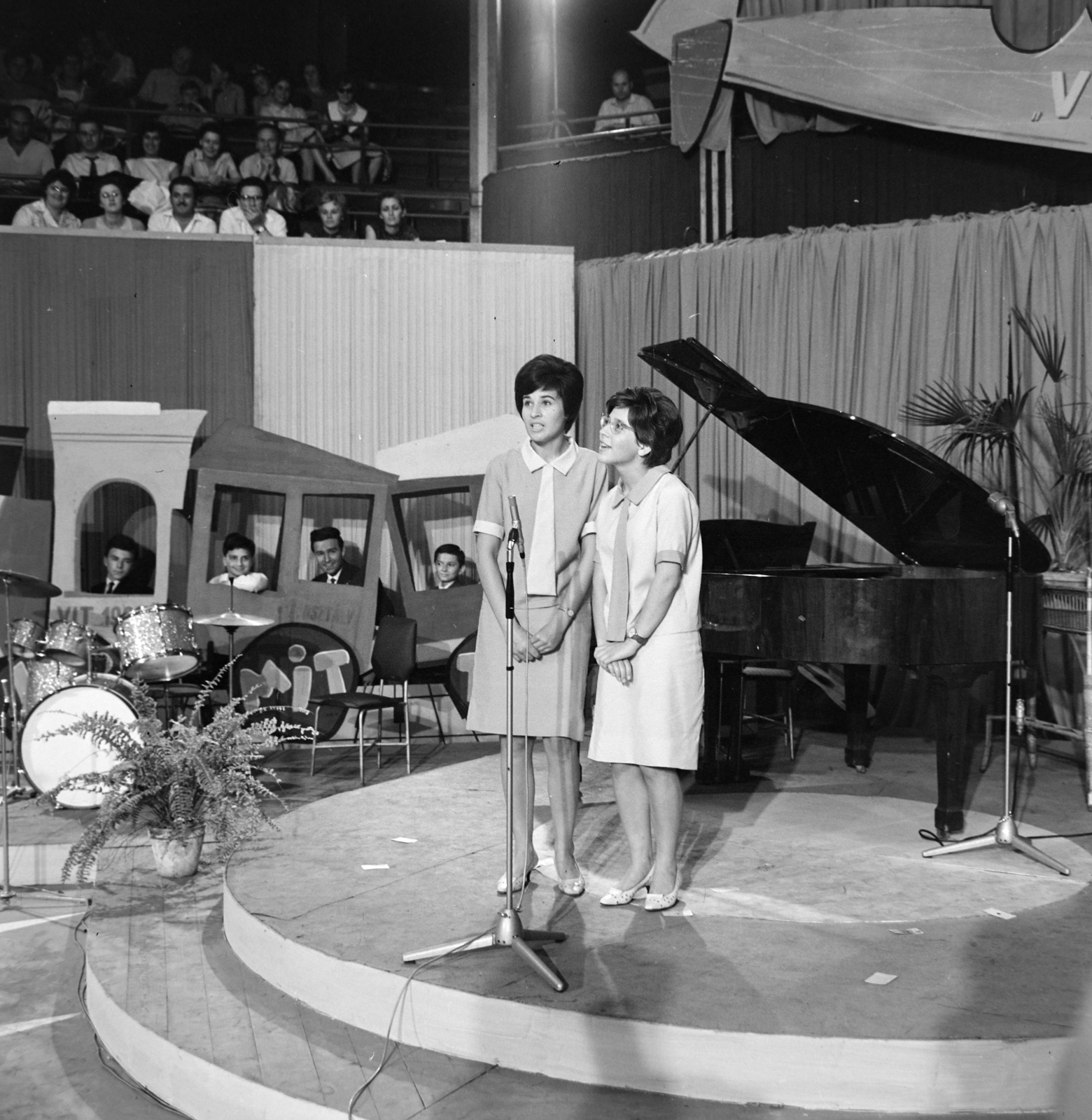 Hungary, Budapest XIV., Istvánmezei út, Jégszínház, a Magyar Televízió Ki mit tud? 1962. műsorának döntője. Koncz Zsuzsa és Gergely Ági., 1962, Szalay Zoltán, Budapest, Fortepan #190395