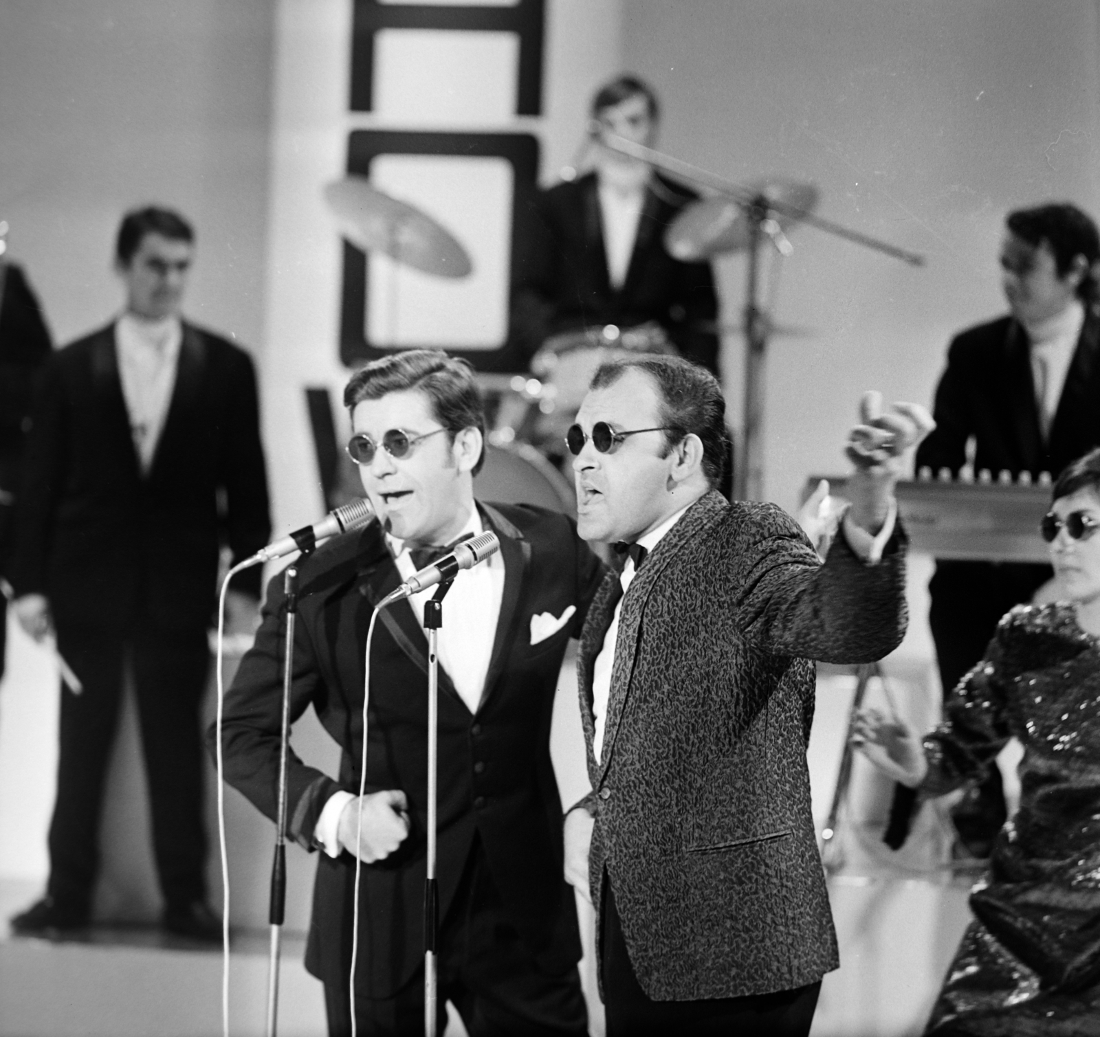 Hungary, előtérben Koós János táncdalénekes és Hofi Géza humorista., 1970, Szalay Zoltán, shades, celebrity, microphone stand, Best of, Fortepan #190407