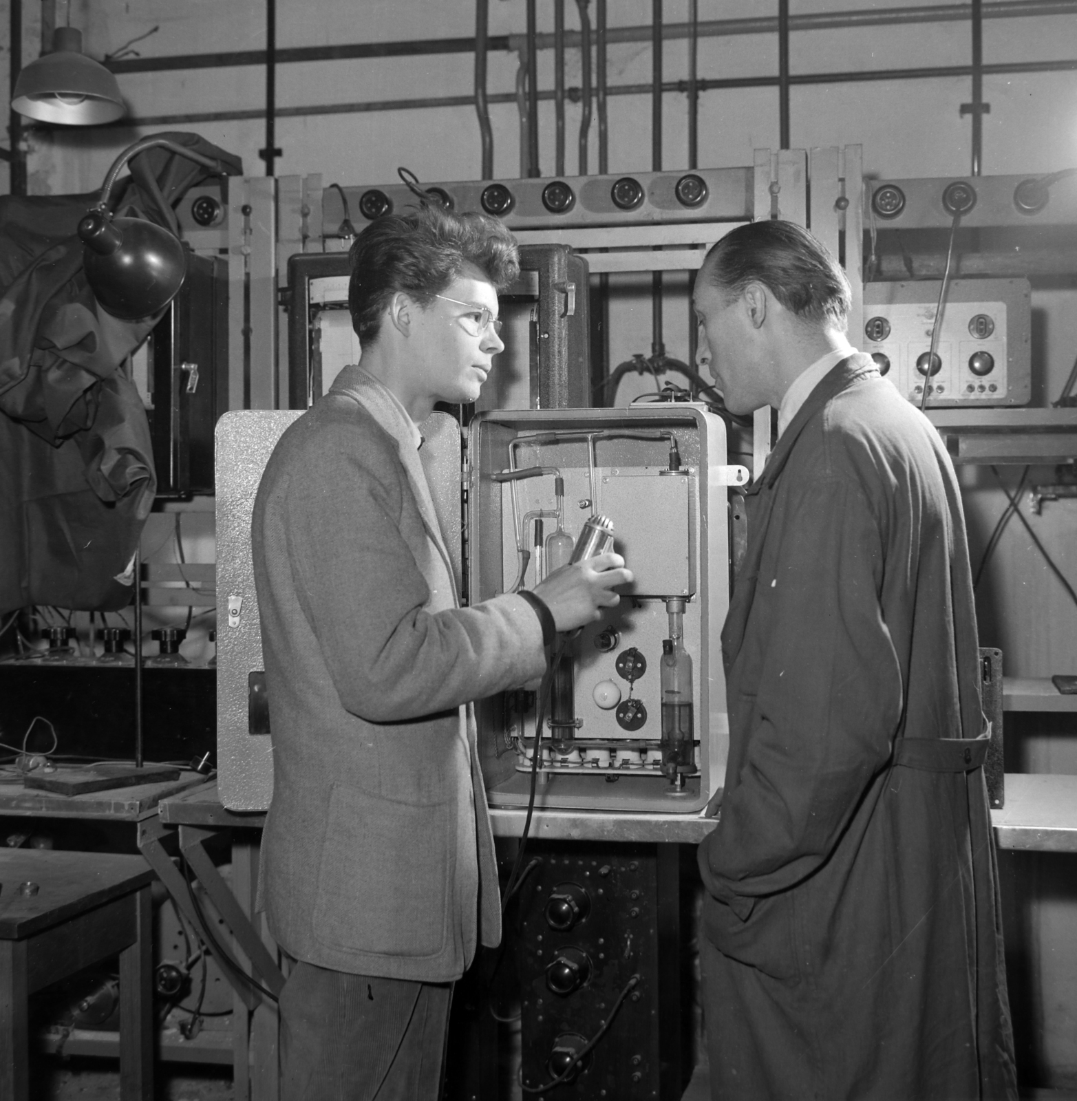 Hungary, a riporter Bán János., 1960, Szalay Zoltán, overall, microphone, appliance store, workplace, Fortepan #190425