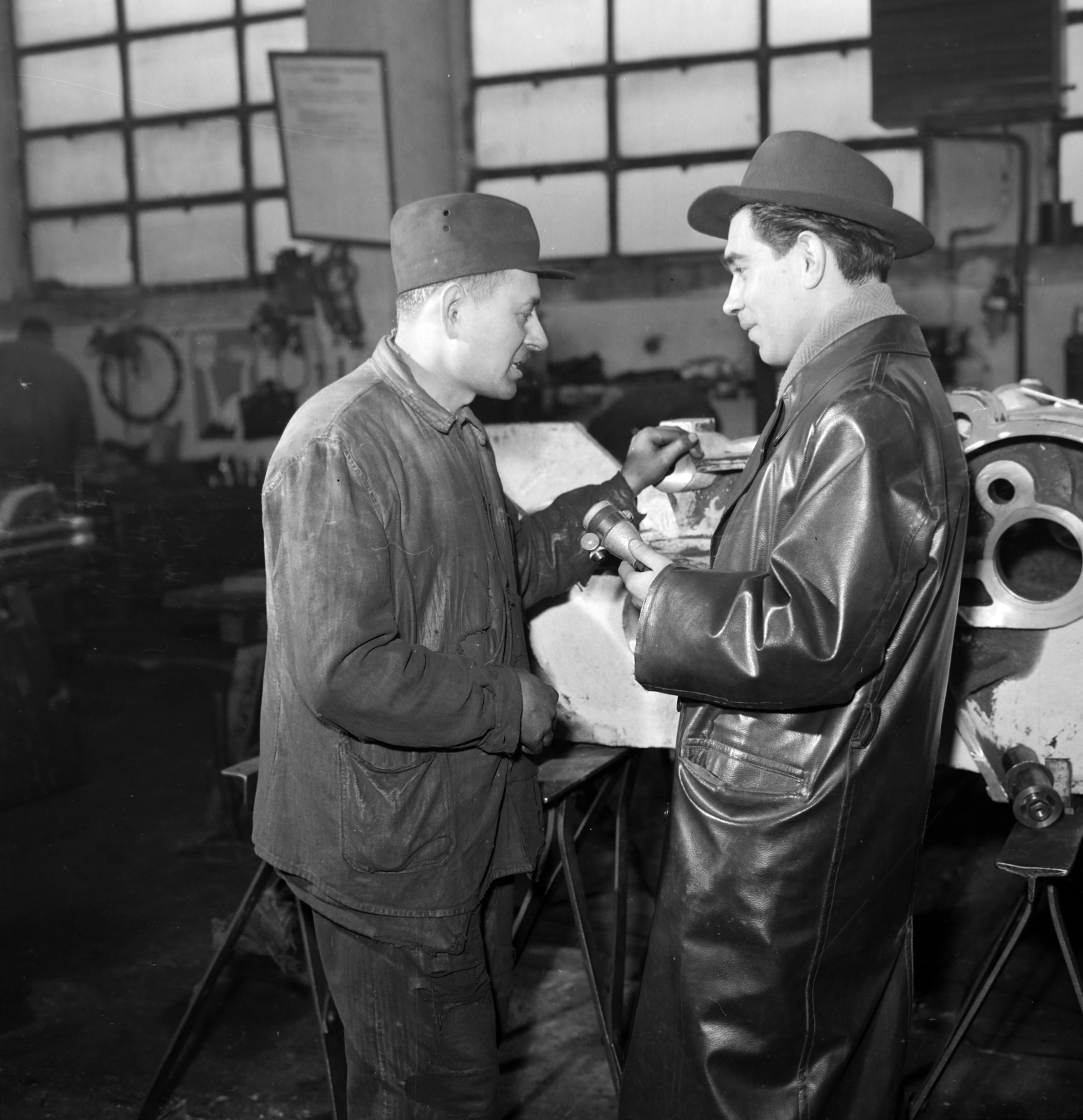 Hungary, Budapest XIII., Váci út 175., Erőgépjavító Vállalat, a riporter Szabó József., 1959, Szalay Zoltán, Budapest, microphone, worker, Fortepan #190426