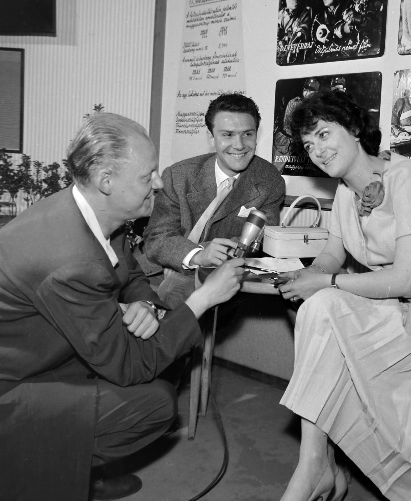 Hungary, Budapest XIV., a Fővárosi Mozgóképüzem pavilonjában Tordy Géza és Gordon Zsuzsa színművészek és a riporter Gulyás Gyula., 1959, Szalay Zoltán, Budapest, microphone, celebrity, Fortepan #190434