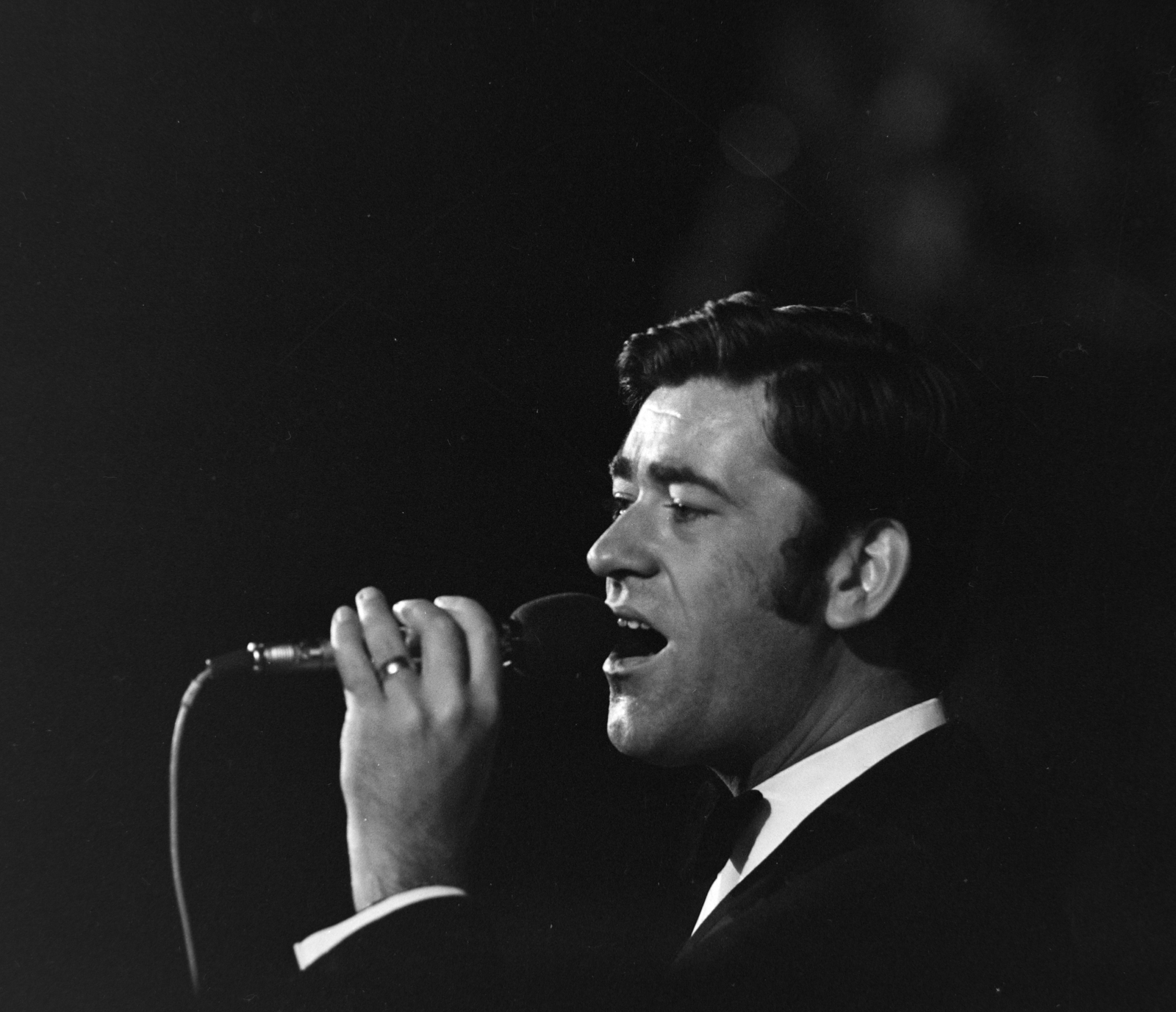 Hungary, Budapest VIII., Erkel Színház, a Táncdalfesztivál döntője, Koós János., 1971, Szalay Zoltán, microphone, Budapest, Fortepan #190438