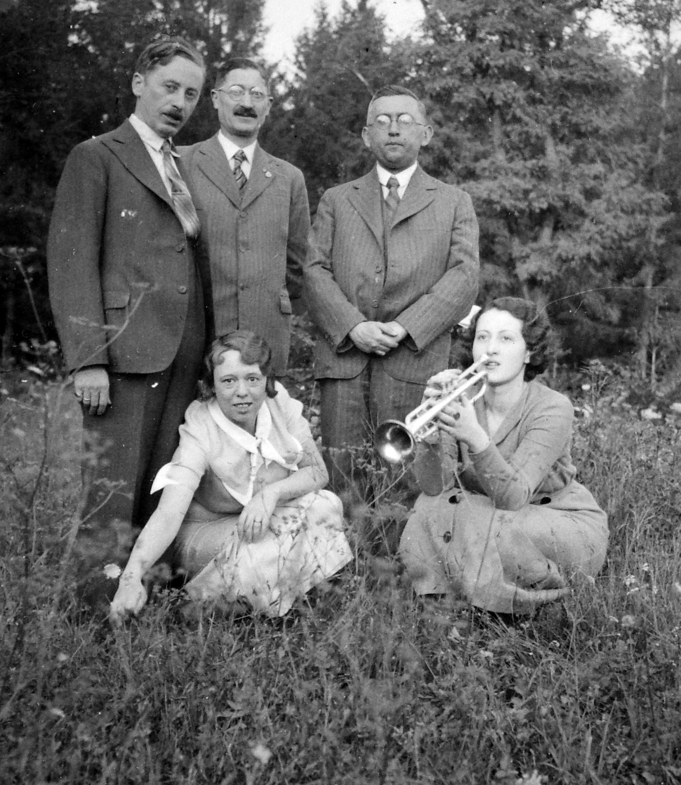 1936, Jankovszky György, musical instrument, trumpet, tableau, glasses, suit, squatting, Fortepan #19046