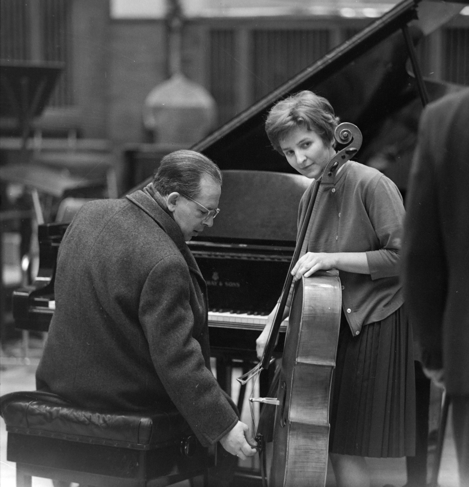 Hungary, Budapest VIII., a Magyar Rádió 6-os stúdiója, Banda Ede gordonkaművész Csikor Margit gordonkáját hangolja, aki második lett a versenyen., 1967, Szalay Zoltán, Budapest, Fortepan #190460