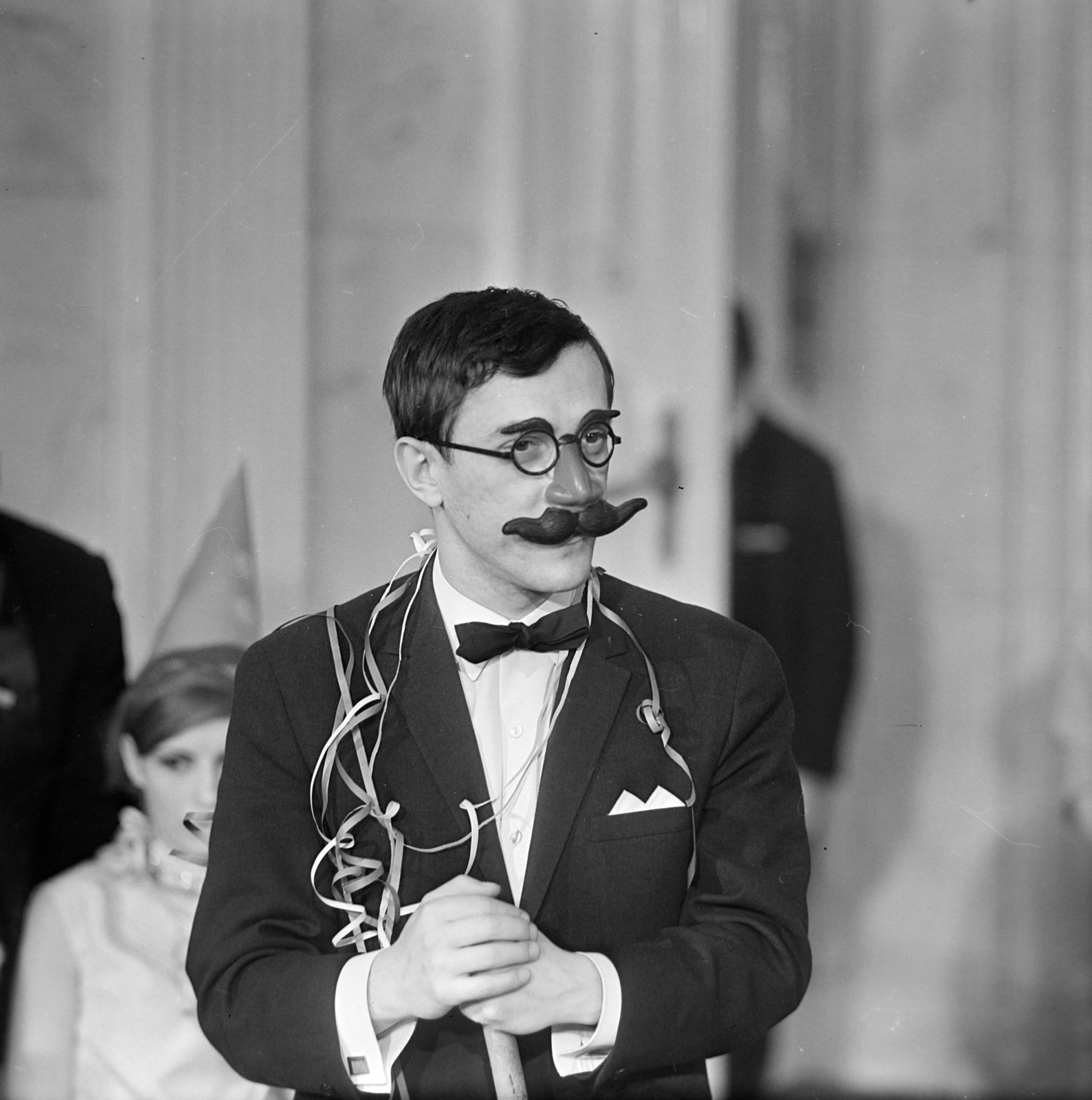 Hungary, Budapest VIII., Pollack Mihály tér 8., Esterházy-palota, a Magyar Rádió Márványterme. Farsangi műsor, Antal Imre zongoraművész., 1968, Szalay Zoltán, Budapest, celebrity, mask, fake moustache, Fortepan #190477