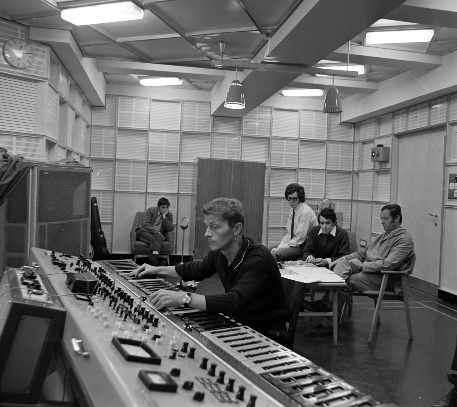 Hungary, Budapest VIII., a Magyar Rádió 8-as stúdiójának technikai helyisége, háttérben az asztal jobb szélen Körmendi Vilmos zeneszerző, a Magyar Rádió zenei főosztályának vezetője, tőle balra Malek Miklós és Solymos Antal, az Express együttes tagjai., 1970, Szalay Zoltán, mixer, Budapest, sound engineer, Fortepan #190481
