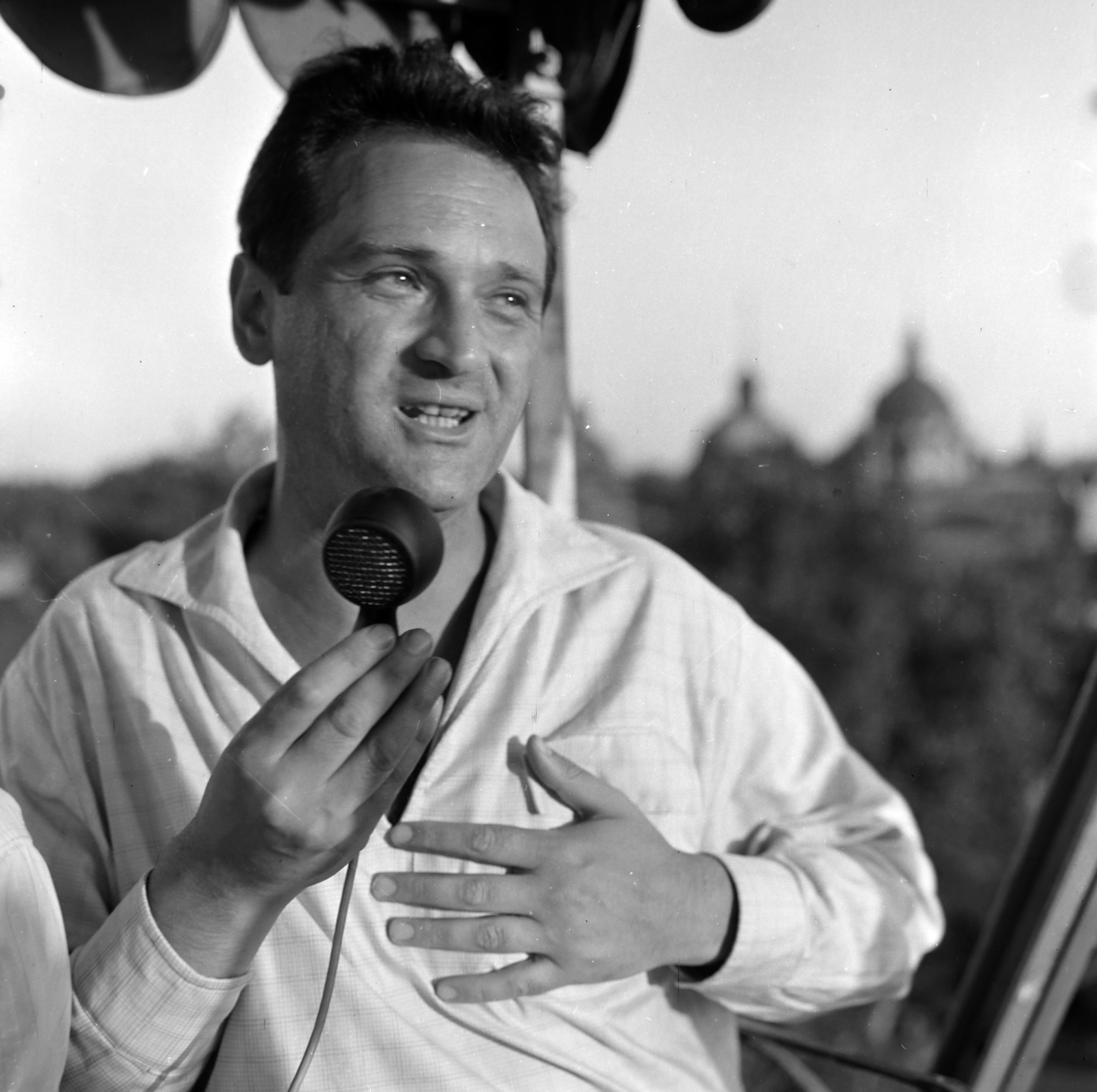 Hungary, Budapest, Szepesi György sportriporter., 1961, Szalay Zoltán, celebrity, microphone, gesture, Fortepan #190485