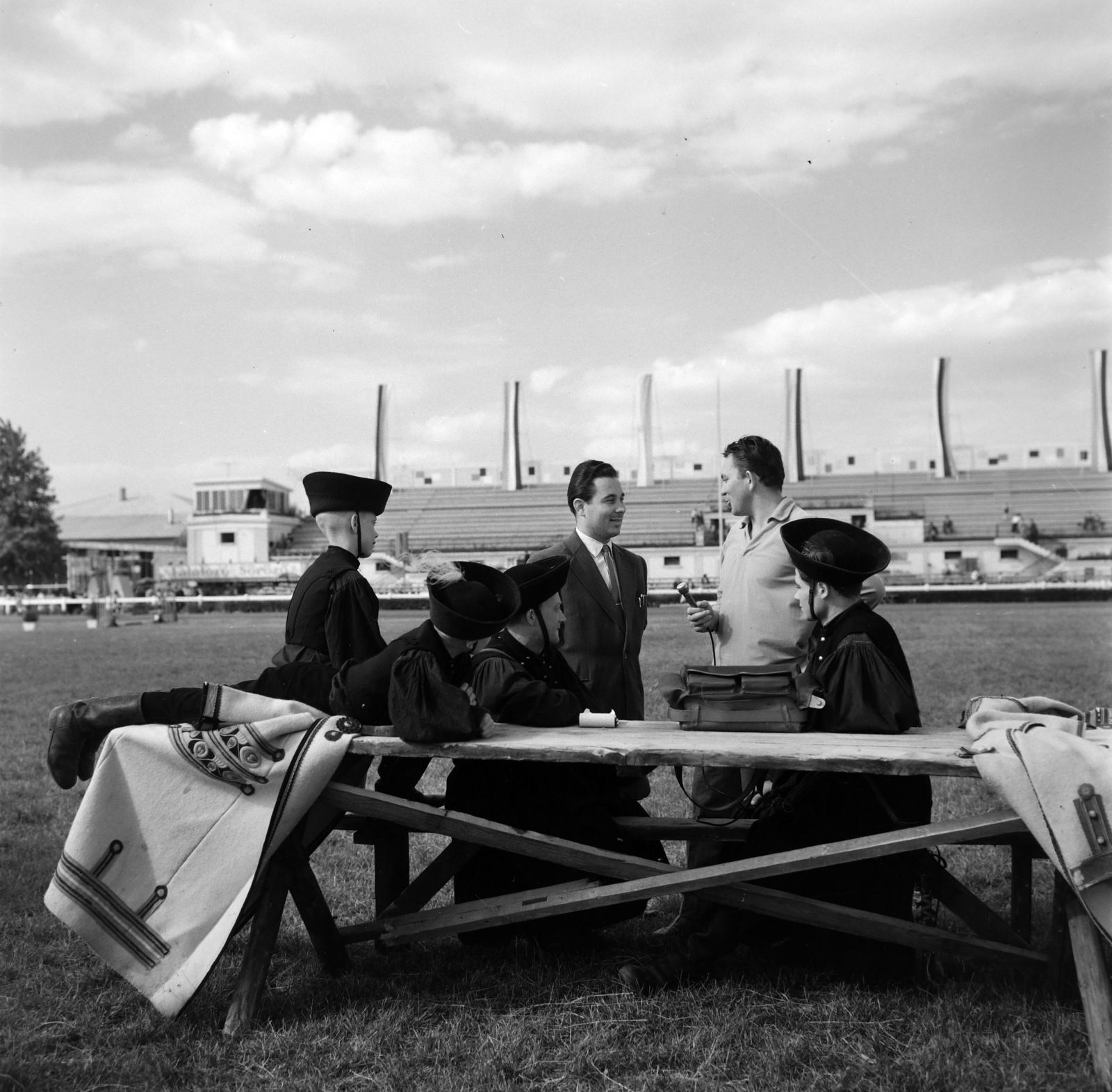 Hungary, Budapest X., Albertirsai úti vásár területe, Országos Mezőgazdasági Kiállítás és Vásár, lovaspálya., 1959, Szalay Zoltán, Budapest, reporter, wrangler, laying on the table, Fortepan #190488