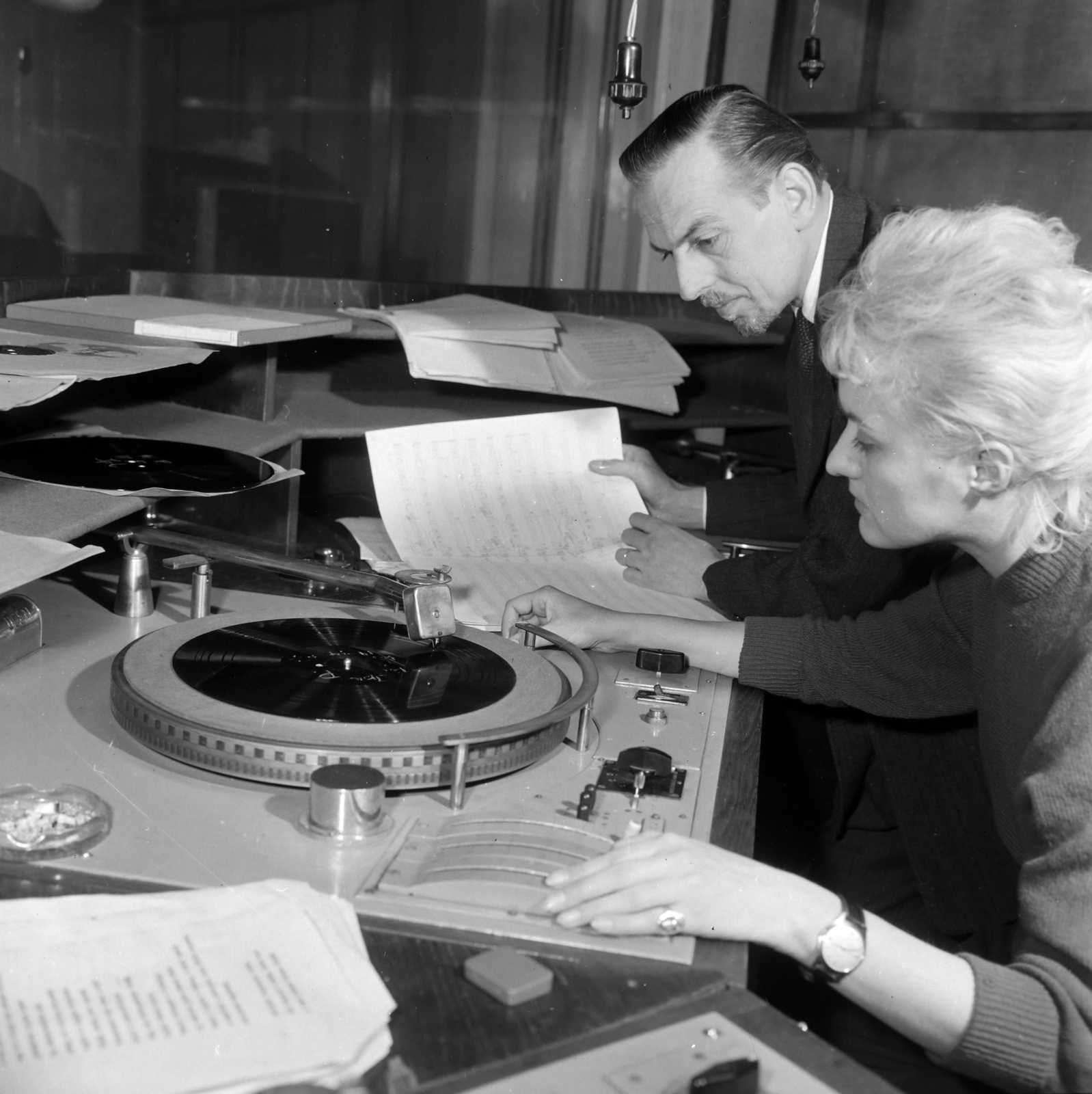 Magyarország, Budapest VIII., a Magyar Rádió stúdiójának technikai helyisége, a háttérben Huzella Elek zeneszerző., 1960, Szalay Zoltán, mikrofon, lemezjátszó, kotta, Budapest, hanglemez, Fortepan #190497