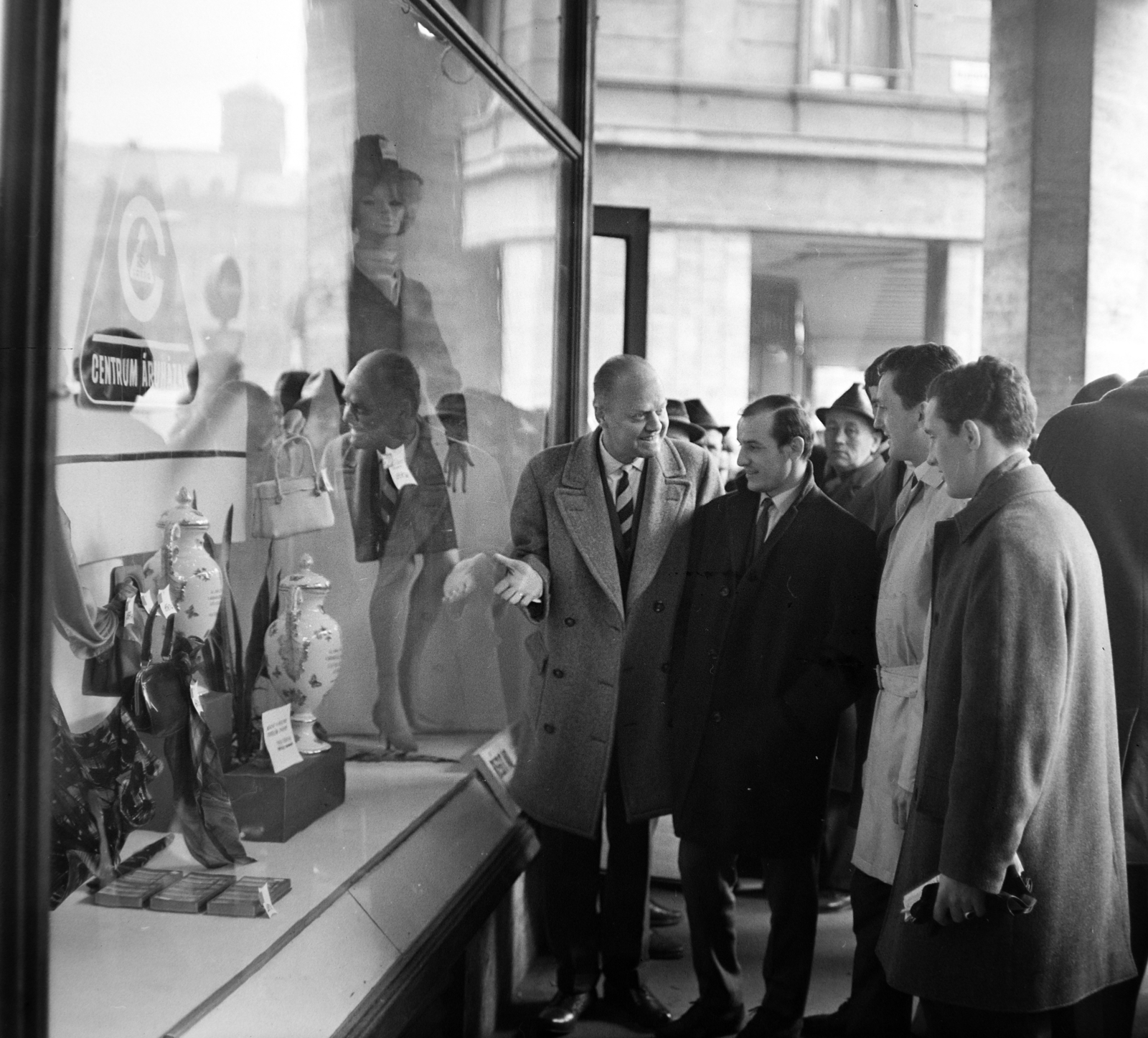 Hungary, Budapest VII., Rákóczi út - Klauzál utca sarok. A Lottó Áruház kirakata előtt Gulyás Gyula sportriporter mutatja a Herendi porcelán kupákat Bene Ferenc. Albert Flórián és Farkas János labdarúgóknak., 1969, Szalay Zoltán, Budapest, Fortepan #190516