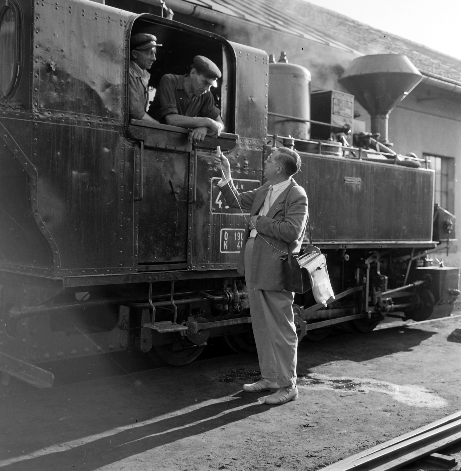 Hungary, Nyíregyháza, a vasútállomás fűtőházánál Halmai Tivadar a Magyar Rádió riportere Pilinszki András mozdonyvezetővel készít riportot., 1959, Szalay Zoltán, microphone, steam locomotive, Fortepan #190517