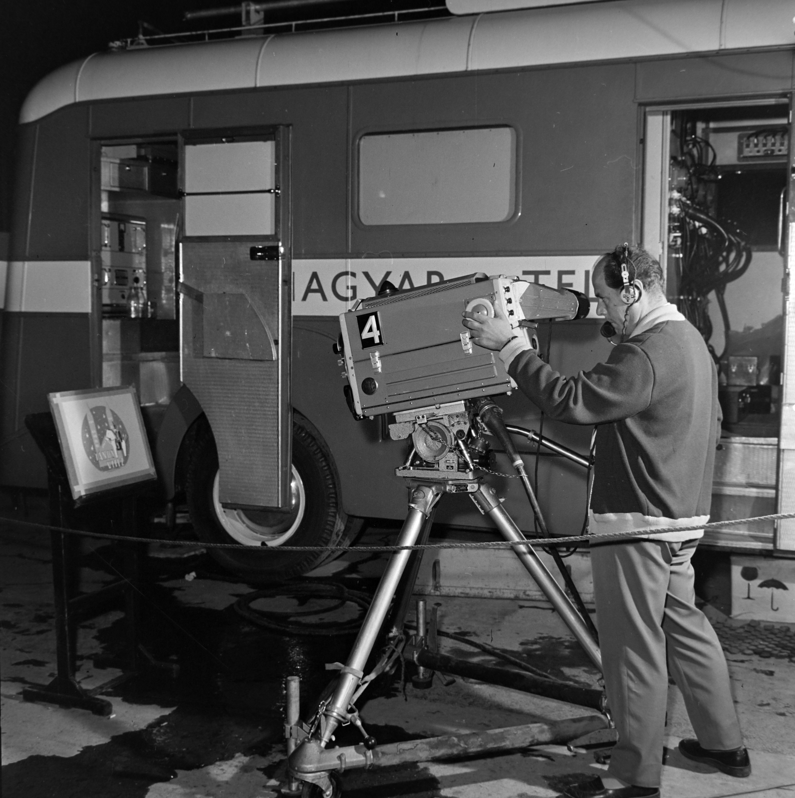 Hungary, Szeged, Dóm tér, az MTV közvetítőkocsija a Szegedi Szabadtéri Játékokon., 1962, Szalay Zoltán, broadcast van, Fortepan #190519