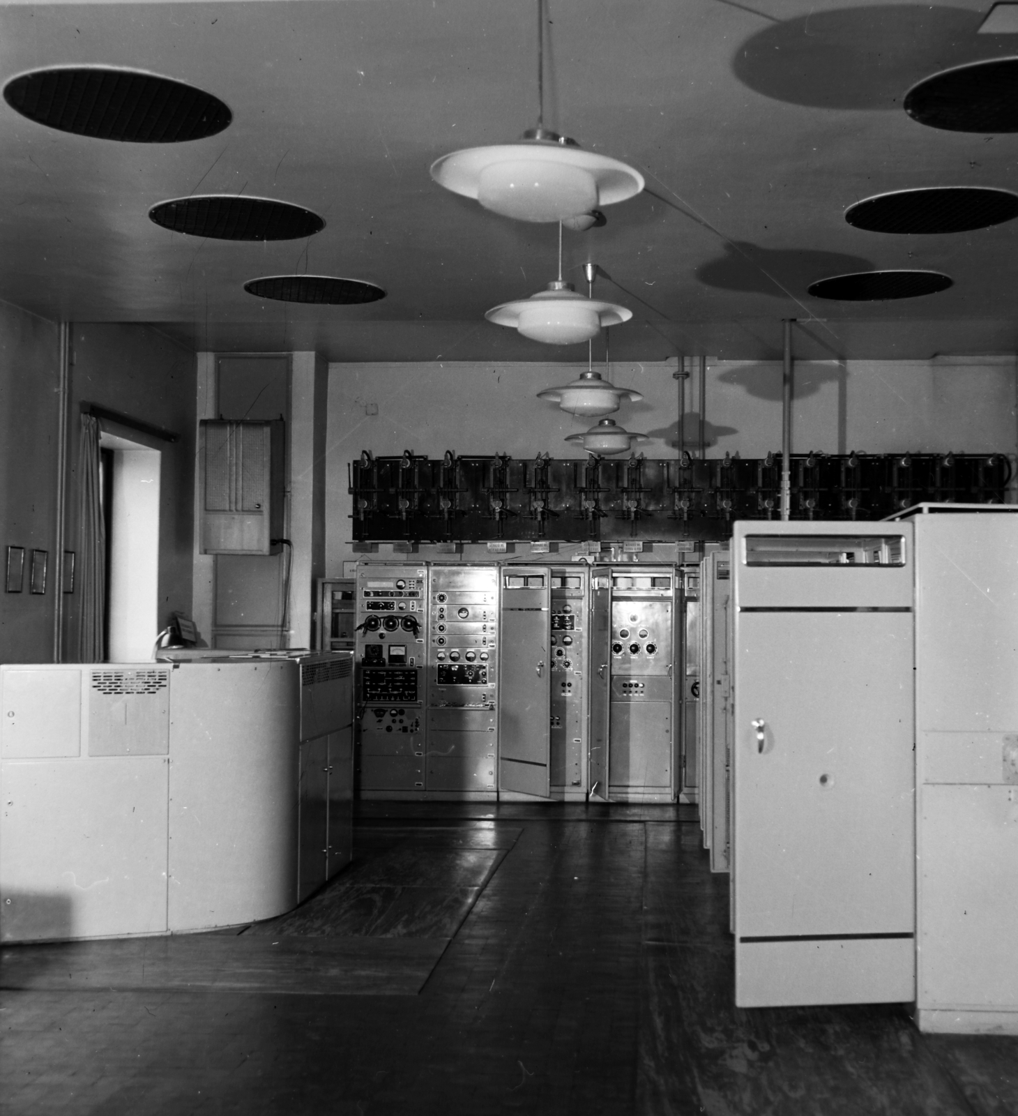 Hungary, untitled, Budapest XII., Csíz utca 2-8., Széchenyi-hegyi adótorony RTF gyártmányú 30/10KW-os adóberendezése. Balra a vezérlőpult, szemben a hangadó, jobbra (oldalról) a képadó., 1962, Szalay Zoltán, Budapest, Fortepan #190522