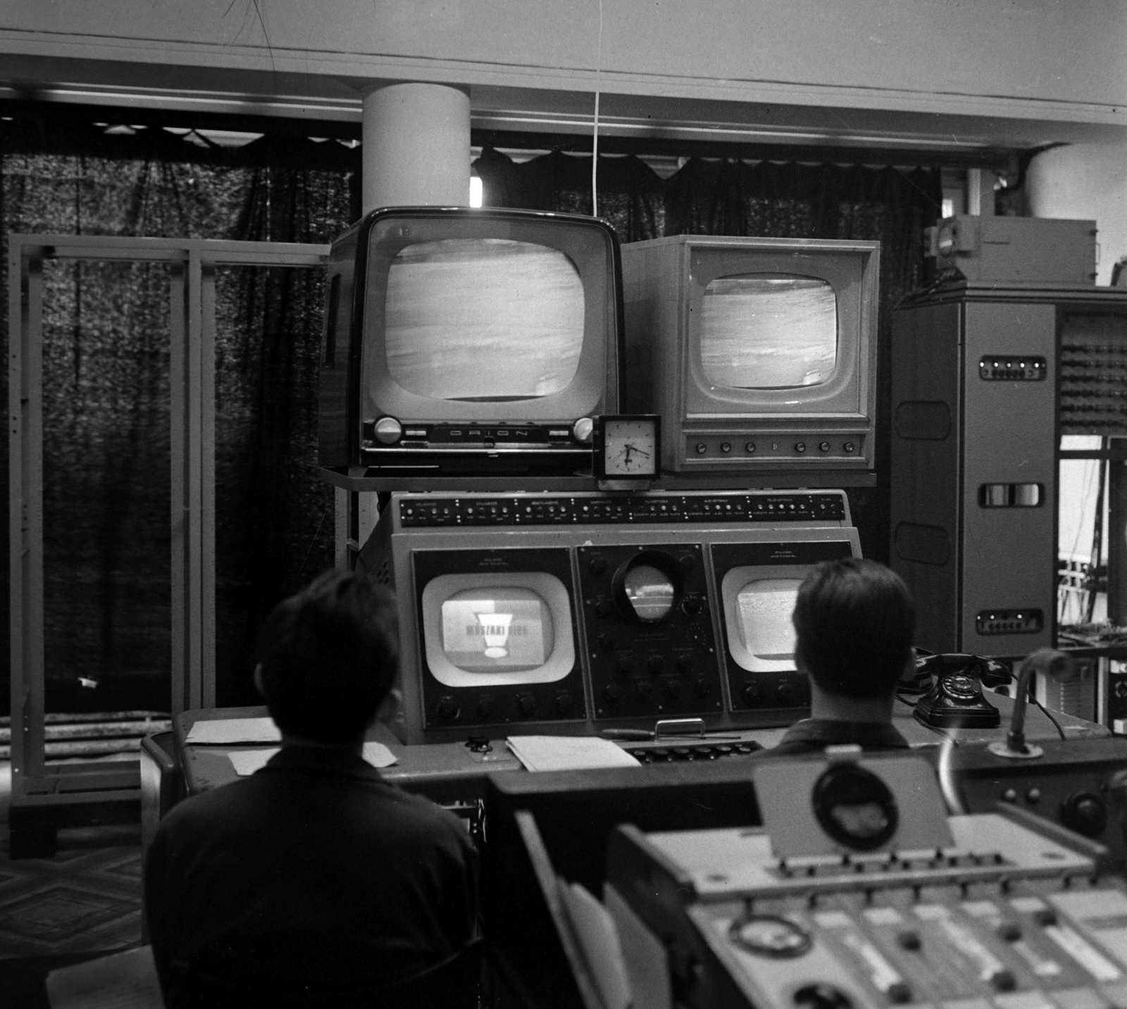 Hungary, untitled, Budapest XII., Agancs út 30-32., a lakóházzá átalakított Hargita panzió, benne az MTV vezérlőterme., 1961, Szalay Zoltán, Budapest, Fortepan #190538