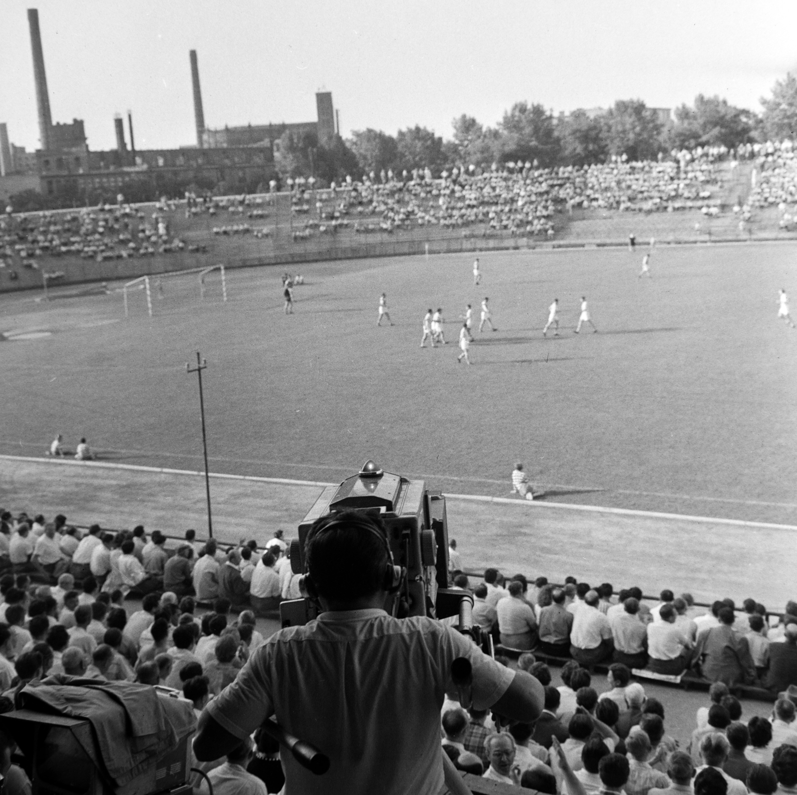 Hungary, Budapest IV., Újpest, Megyeri út, Újpesti Dózsa pálya, balra a háttérben a Tungsram., 1962, Szalay Zoltán, Budapest, Fortepan #190539