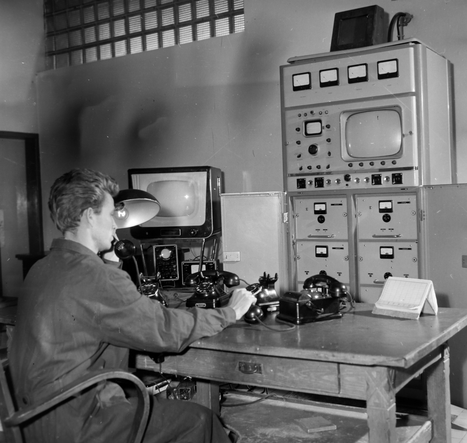 Hungary, Kékestető, a kékesi TV-relé állomás, a mikrohullámú lánc központja., 1960, Szalay Zoltán, instrument, broadcasting, Fortepan #190541