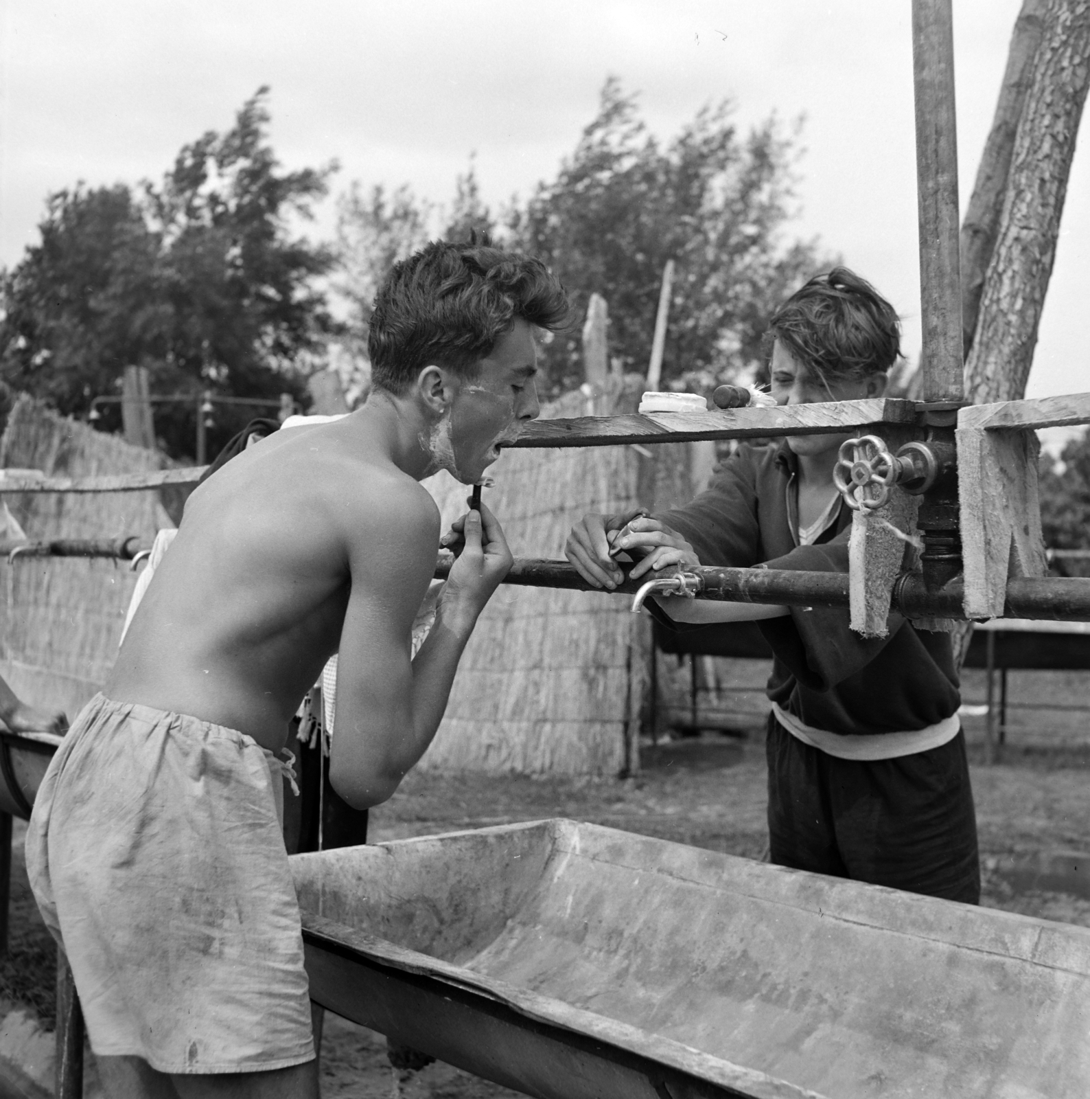 1959, Szalay Zoltán, water trough, mirror, shaving, Fortepan #190544