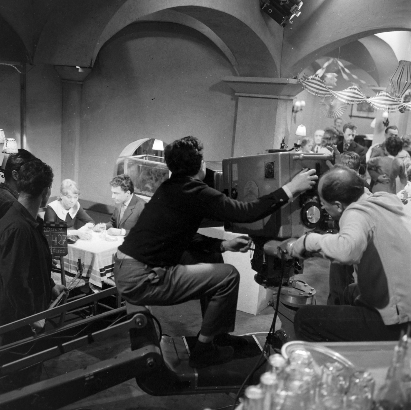 Hungary, Budapest V., az MTV stúdiója, a felvétel a Cédula a telefonkönyvben című tv-film forgatásakor készült. Az asztalnál Demjén Gyöngyvér és Budai István színművészek a tv-film föszereplői., 1961, Szalay Zoltán, Budapest, Debrie-camera, camera crain, television camera, Fortepan #190548