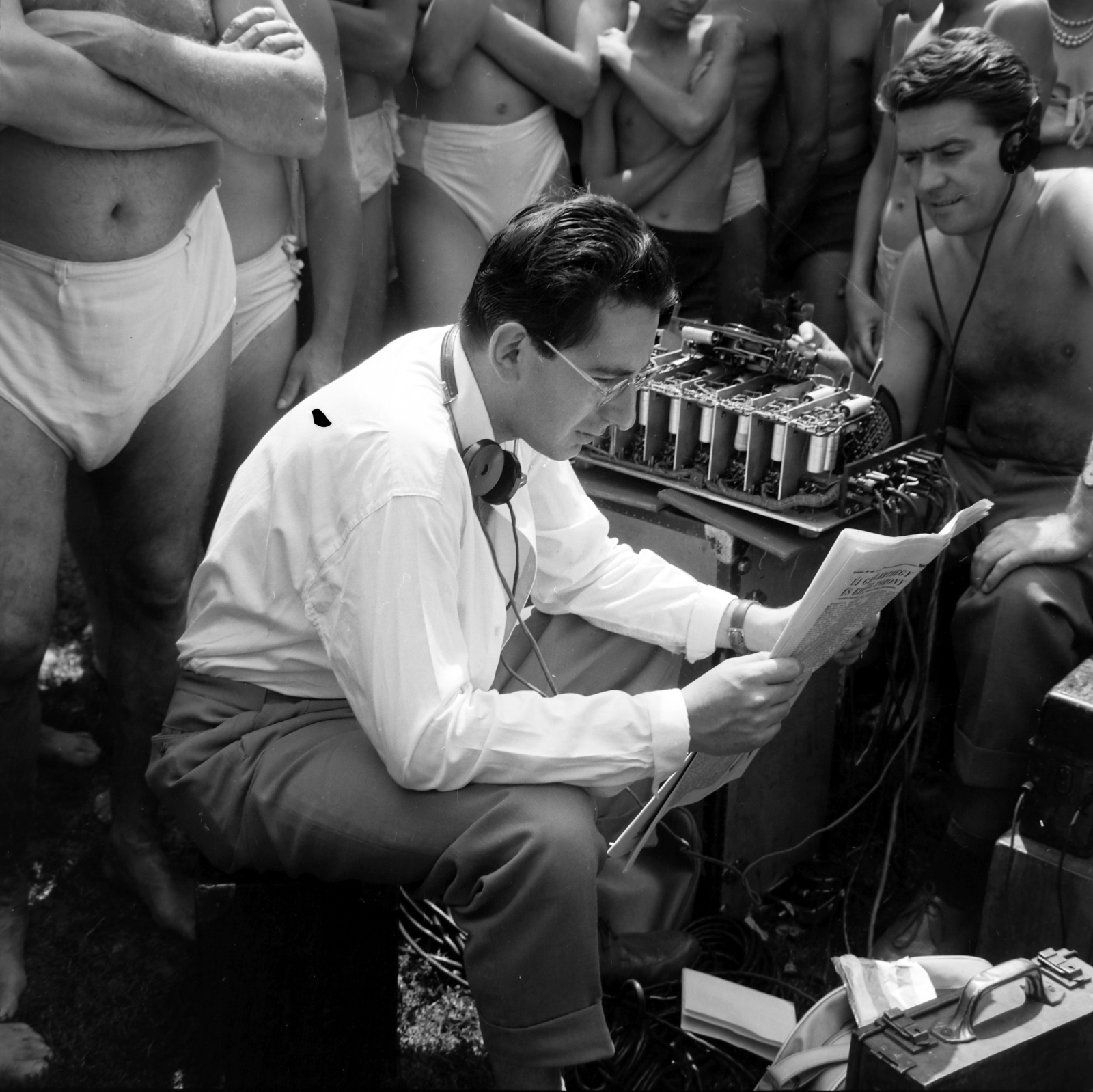 Hungary, előtérben Szűcs Ferenc a Magyar Rádió sportriportere, tőle jobbra a "technikánál" Weckermann Mátyás hangtechnikus., 1960, Szalay Zoltán, newspaper, reading, Fortepan #190573