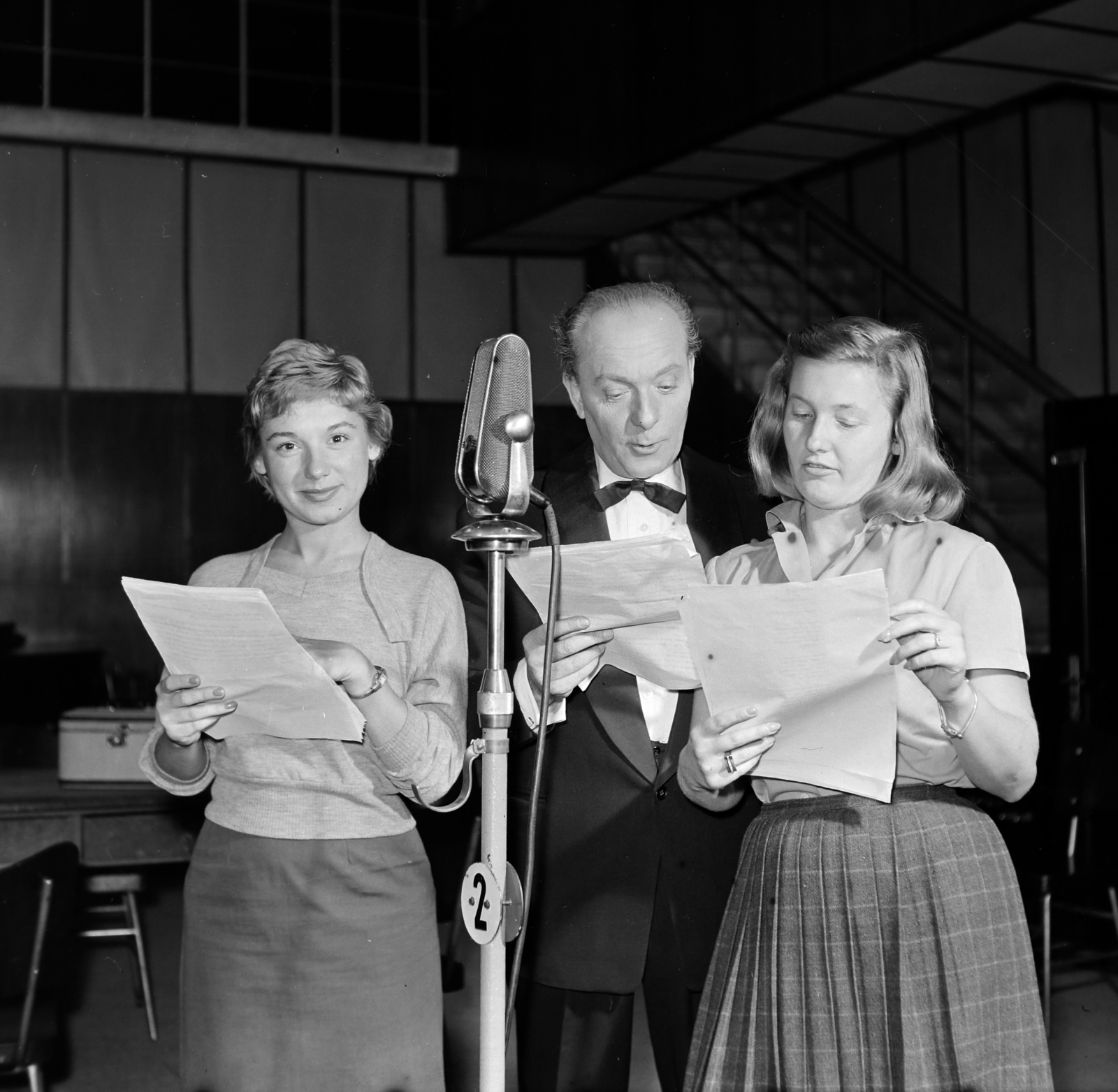 Hungary, Budapest VIII., a Magyar Rádió 1-es stúdiója, Géczy Dorottya, Ráday Imre és Mednyánszky Ági színművészek., 1960, Szalay Zoltán, Budapest, celebrity, Fortepan #190595