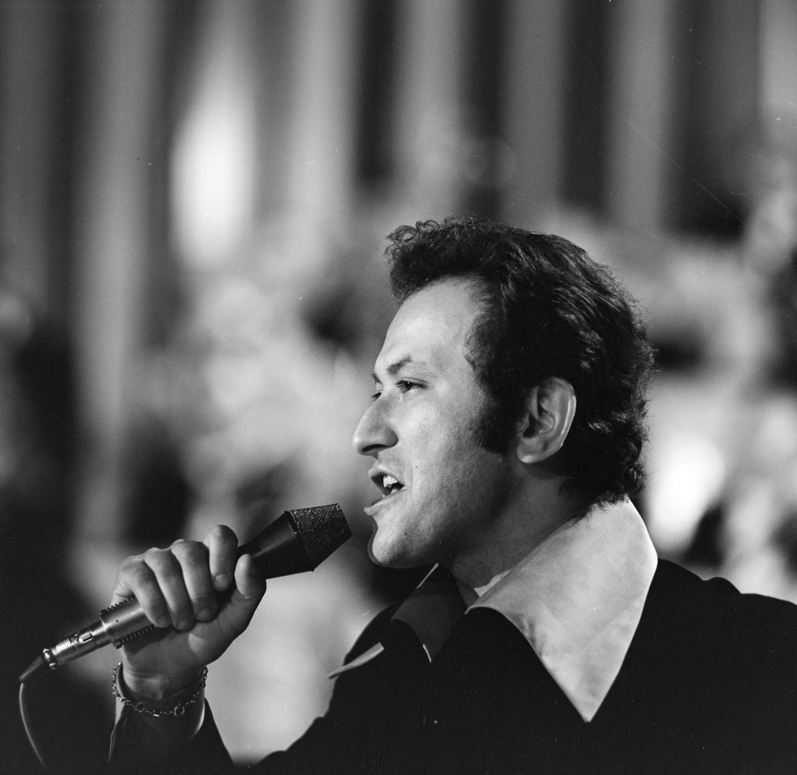 Hungary, Budapest VIII., Erkel Színház, a Táncdalfesztivál döntője, Korda György., 1968, Szalay Zoltán, Budapest, photo aspect ratio: square, singer, microphone, Best of, Fortepan #190596