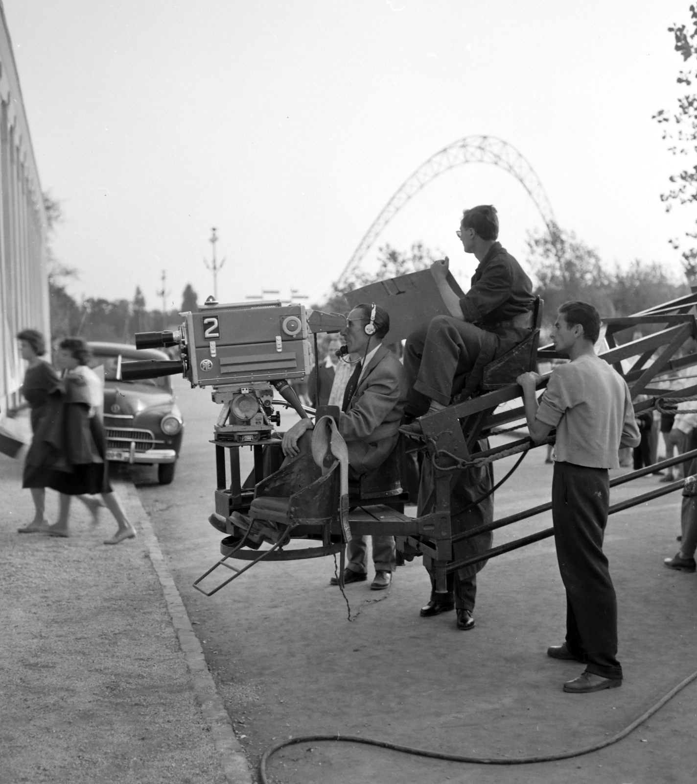 Hungary, Budapest X., Albertirsai úti vásár területe, Országos Mezőgazdasági Kiállítás és Vásár. MTV közvetítés., 1959, Szalay Zoltán, television camera, Budapest, camera crain, Fortepan #190618