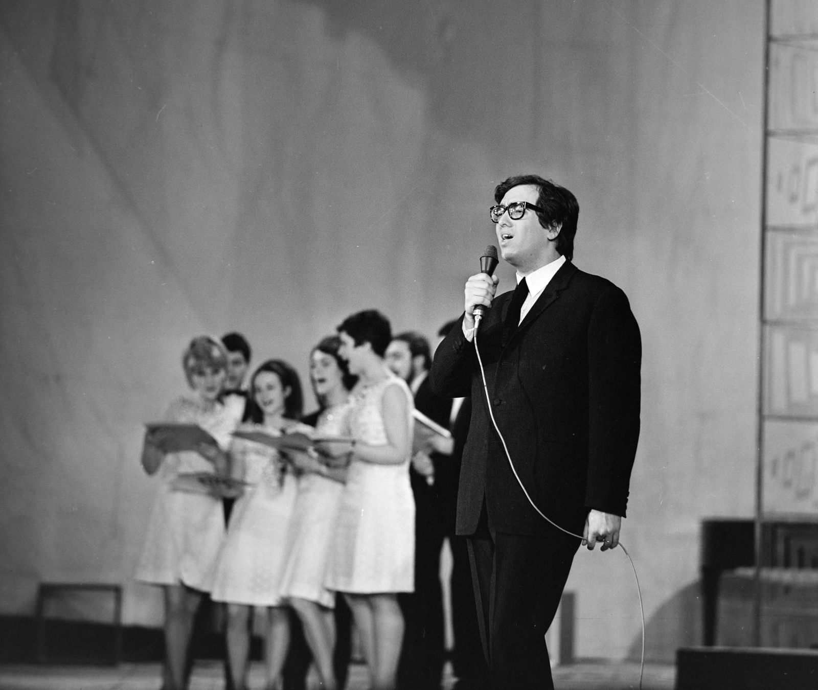 Hungary, Székesfehérvár, Vörösmarty Színház, Made in Hungary tánczenei bemutató. Máté Péter énekes., 1968, Szalay Zoltán, microphone, choir, Best of, Fortepan #190634