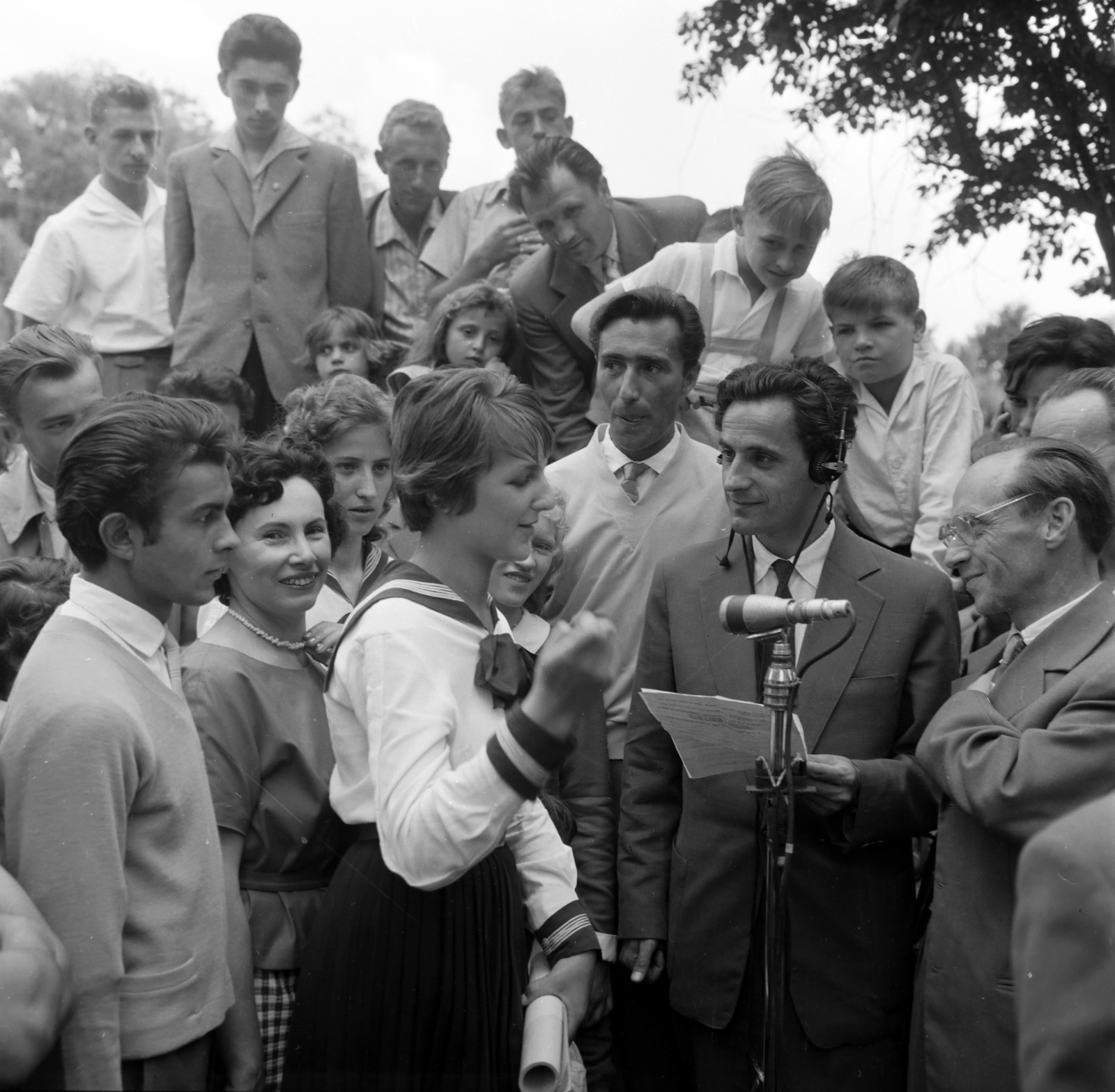 Magyarország, a mikrofon mögött a Magyat Rádió riportere Kovalik Károly., 1957, Szalay Zoltán, képarány: négyzetes, híres ember, műsor, Fortepan #190640