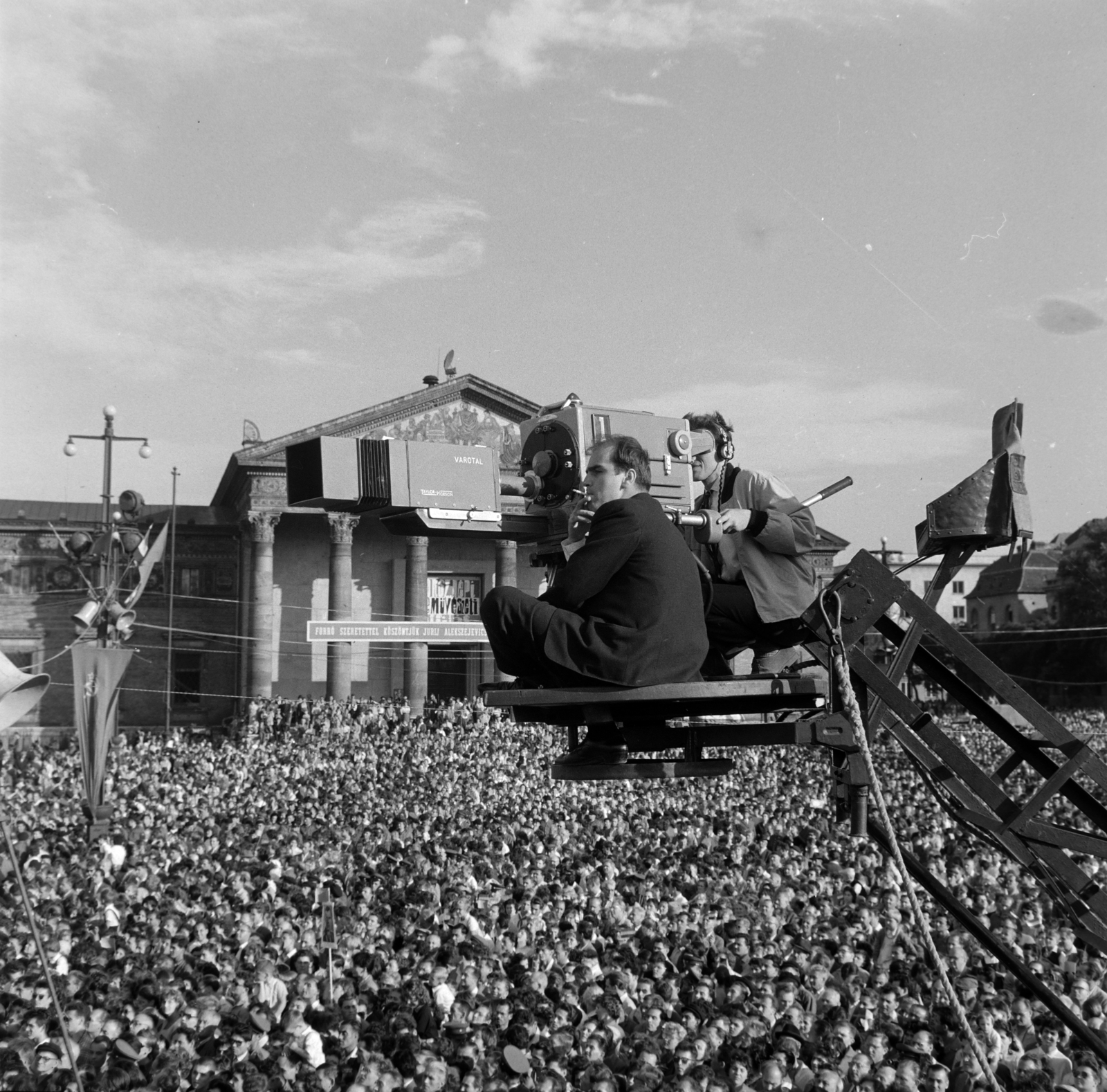 Magyarország, Budapest XIV., Hősök tere, szemben a Műcsarnok. Az MTV operatőre a Gagarint ünneplő tömeg fölött., 1961, Szalay Zoltán, Budapest, Fortepan #190642