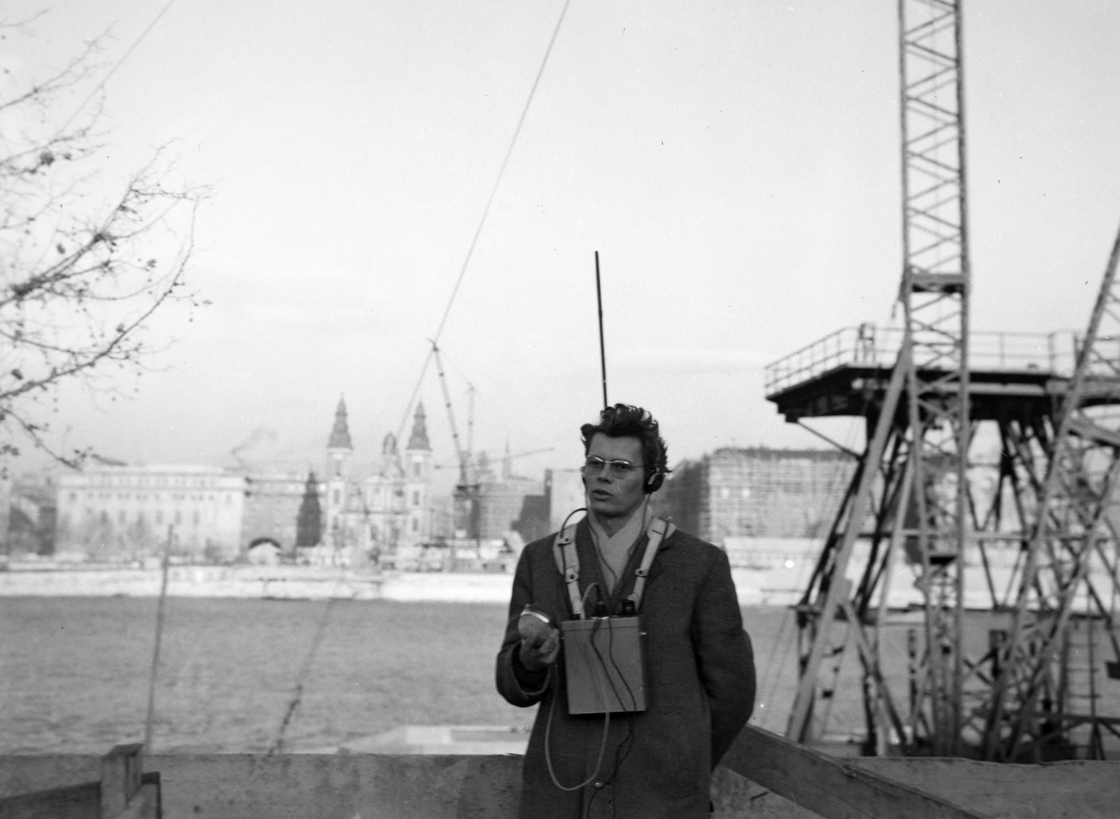 Hungary, Budapest I.,Budapest V., Döbrentei tér, az Erzsébet híd építkezésén Bán János riporter., 1962, Szalay Zoltán, Budapest, Fortepan #190644