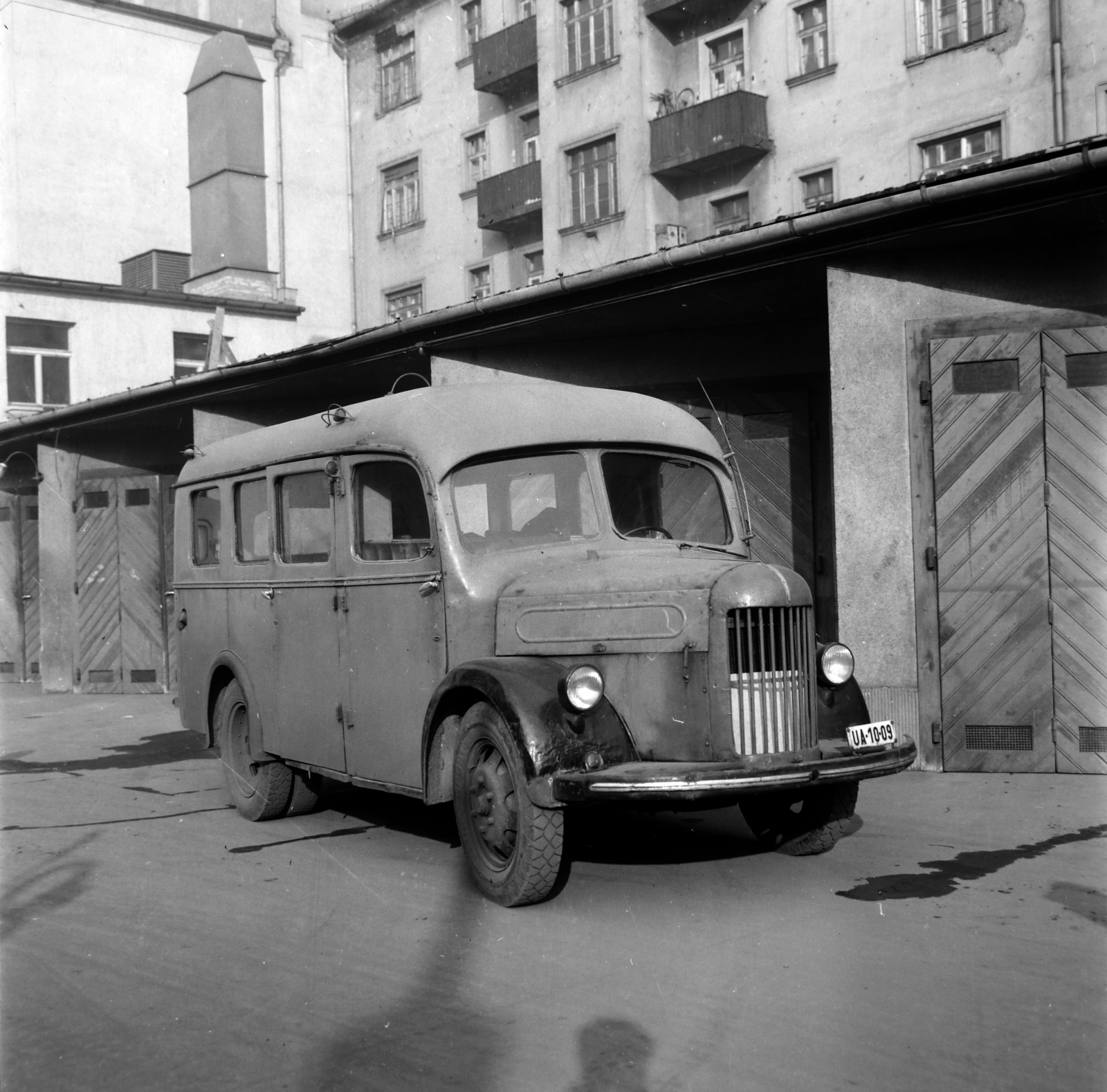 Magyarország, Budapest VIII., Bródy Sándor utca 5-7., a Magyar Rádió udvara, háttérben a Szentkirályi utca 25/b hátsó frontja., 1969, Szalay Zoltán, Praga-márka, Budapest, Praga A150, Fortepan #190666