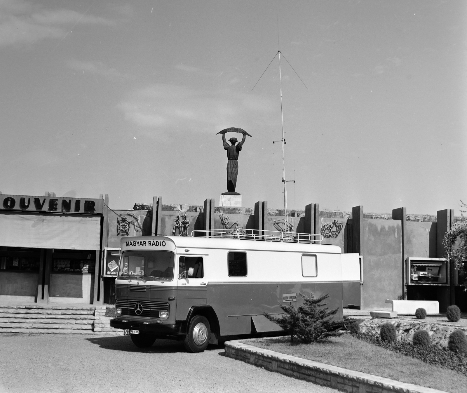 Magyarország, Gellérthegy, Budapest XI., Citadella, héttérben a Szabadság-szobor., 1966, Szalay Zoltán, Mercedes-márka, Budapest, Magyar Rádió, Fortepan #190671