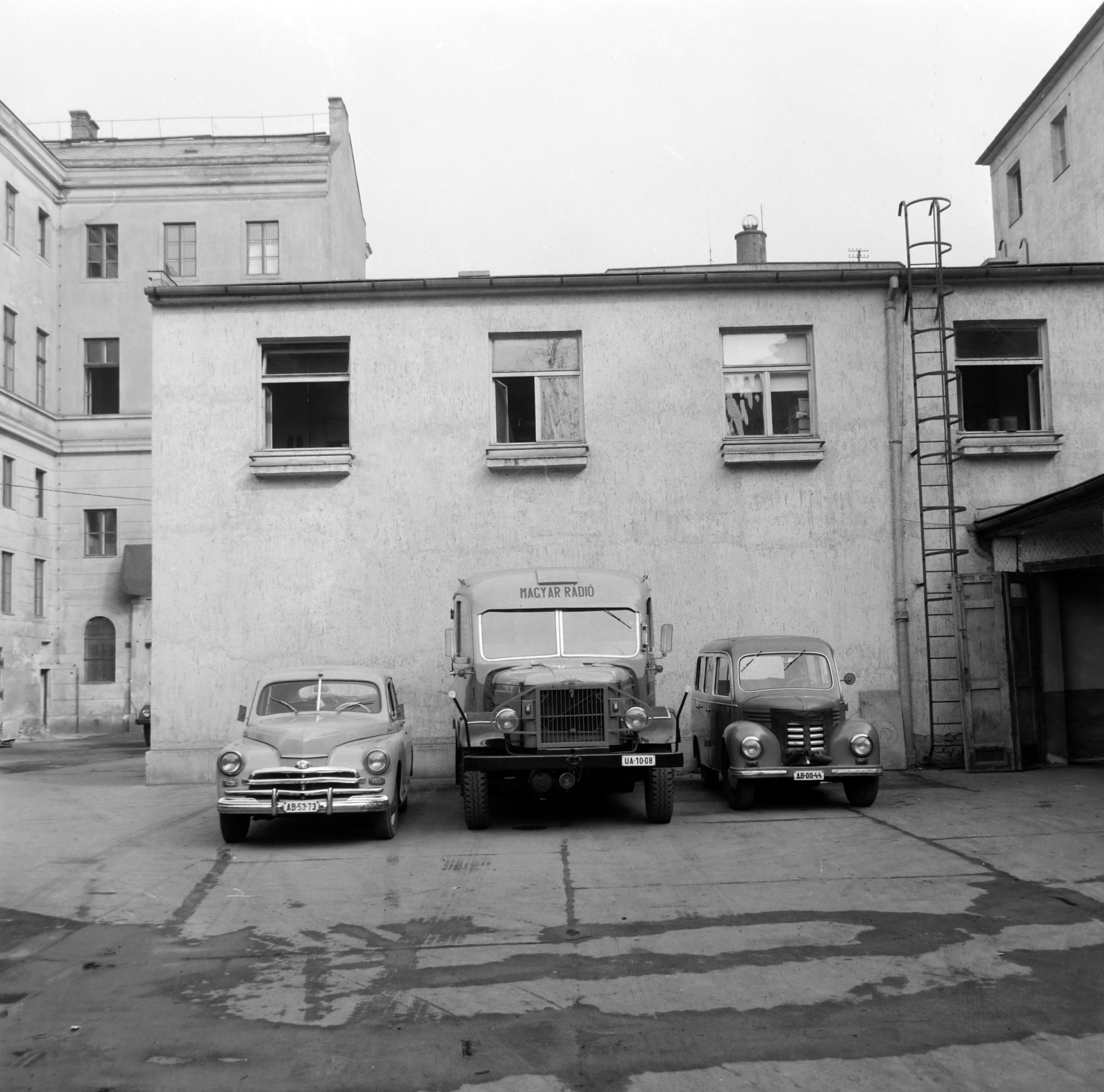 Hungary, Budapest VIII., Bródy Sándor utca 5-7., a Magyar Rádió udvara., 1958, Szalay Zoltán, Budapest, automobile, number plate, ladder, photo aspect ratio: square, Csepel-brand, M20 Pobieda, Framo-brand, Fortepan #190675